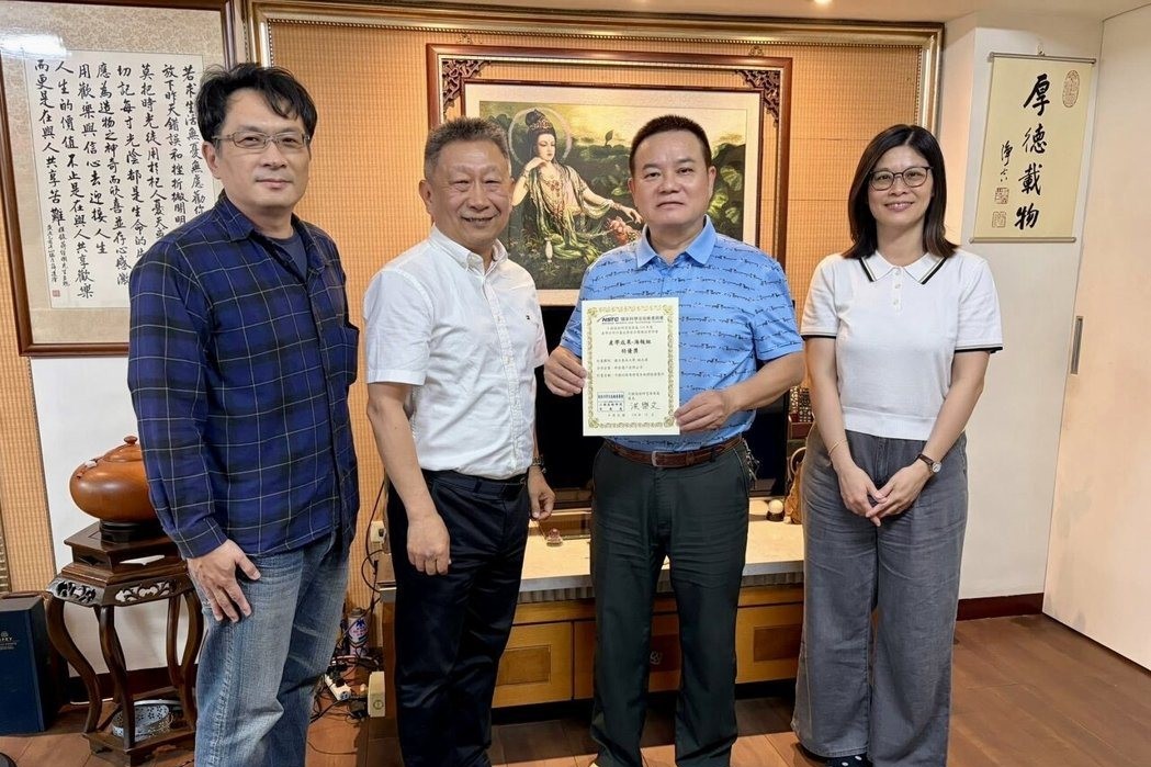 高科大教授蘇科翰(左起)、南大研發長林大偉及郡泰電子總經理薛道隆共同榮獲國科會產學成果特優獎,展現跨校產學研發成果。