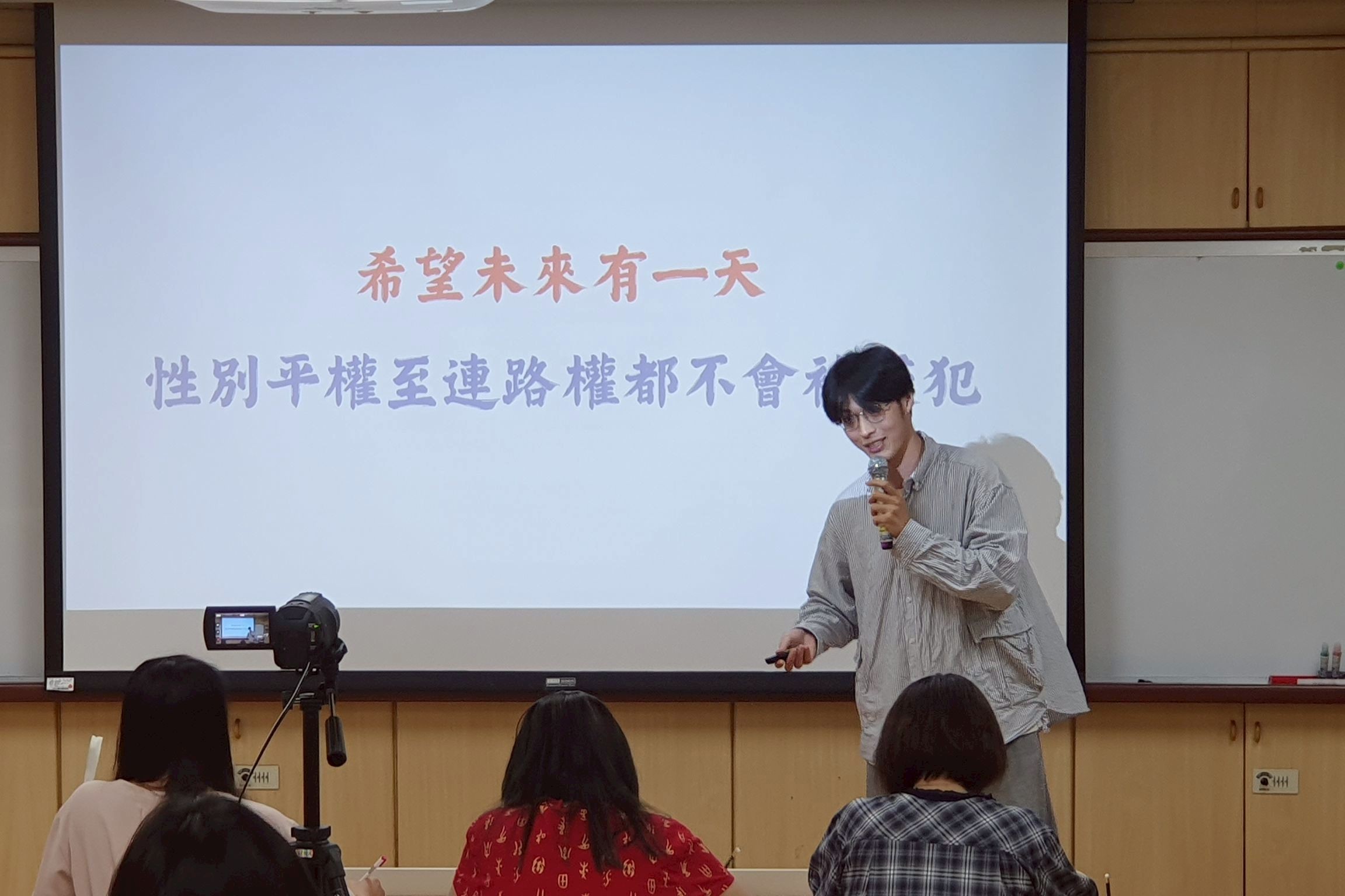 南大學生以SDGs為主題發表簡報,聚焦優質教育、性別平等等議題,展現關懷社會與永續實踐精神。