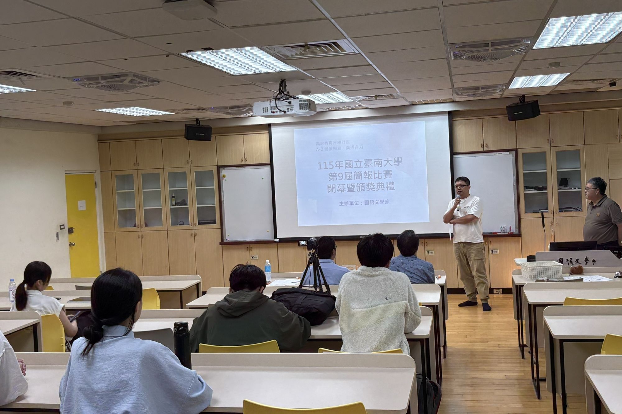 南大國文系學生於AI簡報競賽中分享科技與人文融合觀點,展現跨域思考與創新表達能力。
