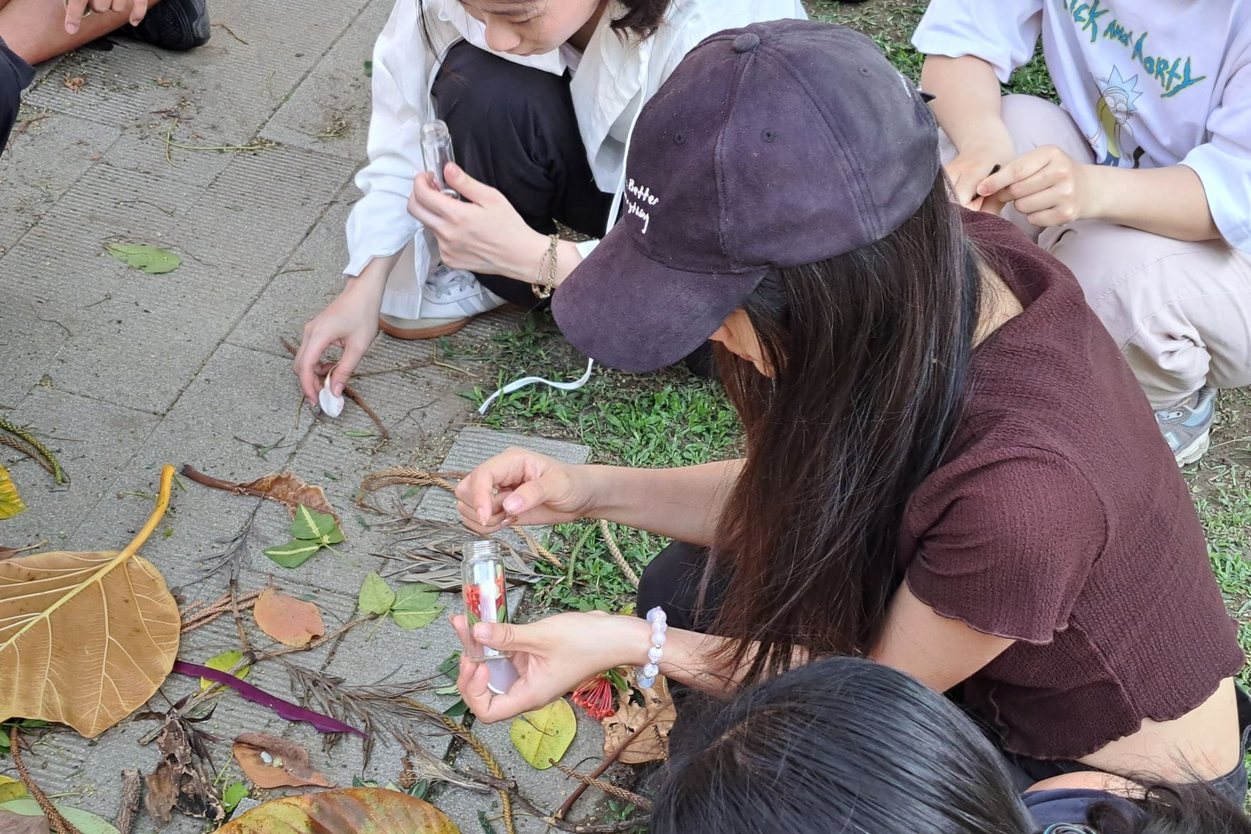 南大結合自然素材與創意手作,引導學生在生態瓶創作中沉澱心靈,體驗療癒與自我探索。
