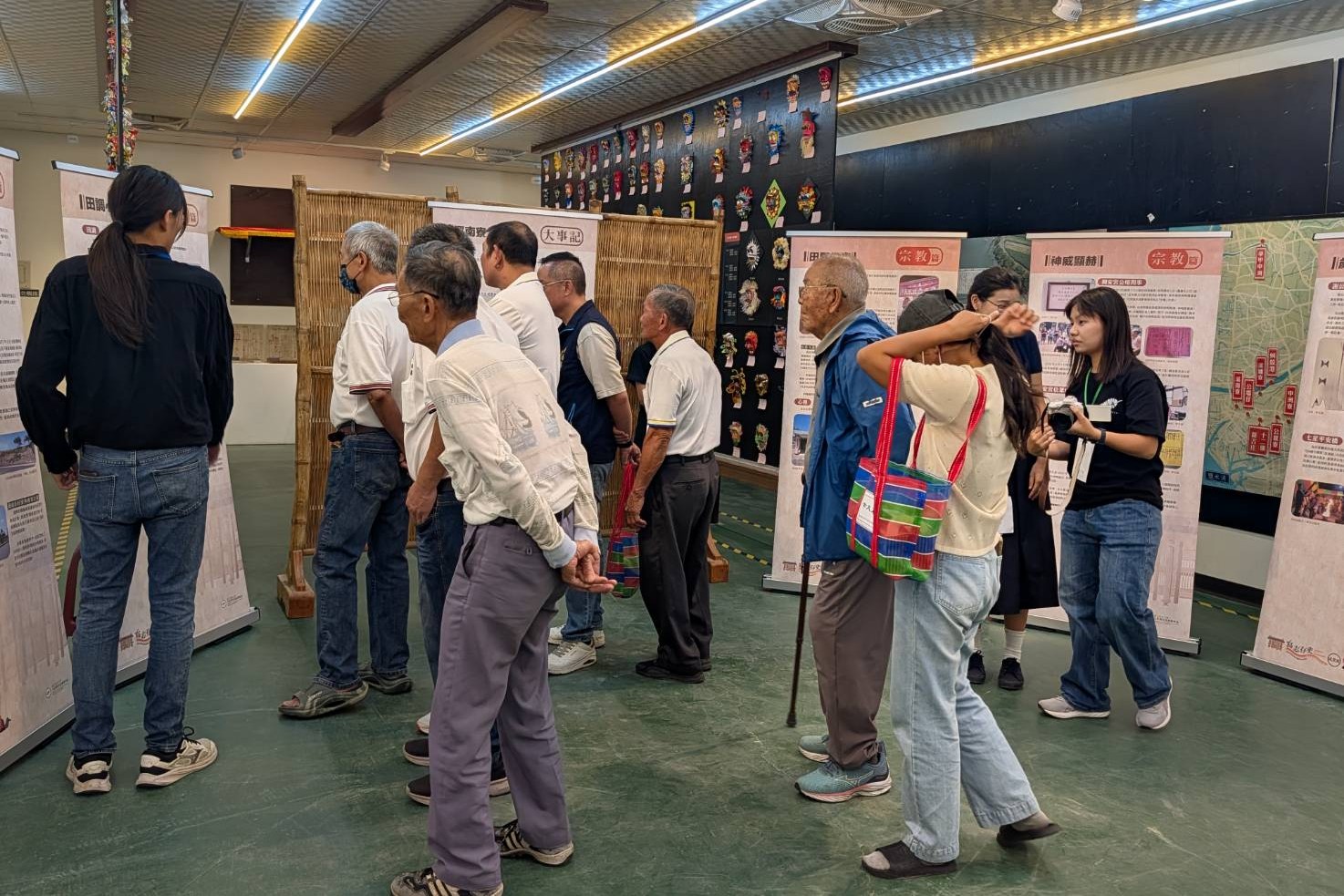 南興里地方耆老參觀南大文資系地方志成果展,透過師生研究成果重溫社區歷史,共同傳承珍貴地方文化記憶。