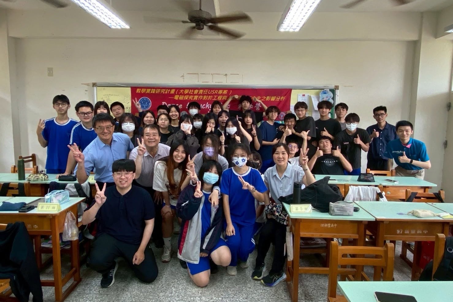 南大電機工程學系王健仁教授(前排左一)累計7次獲教育部教學實踐研究計畫補助,帶領學生深入教學現場,結合理論與實作,展現教學創新成果。