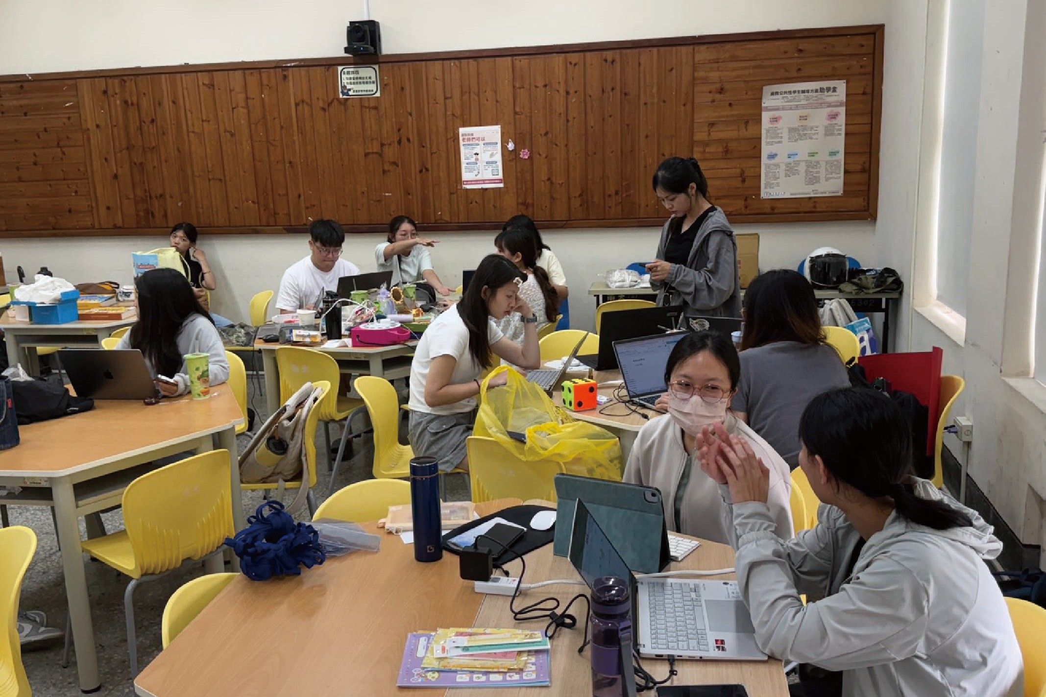 南大教育學系Schema團隊營前共同備課,反覆研討教材與教案內容,持續優化AI永續教育課程設計。