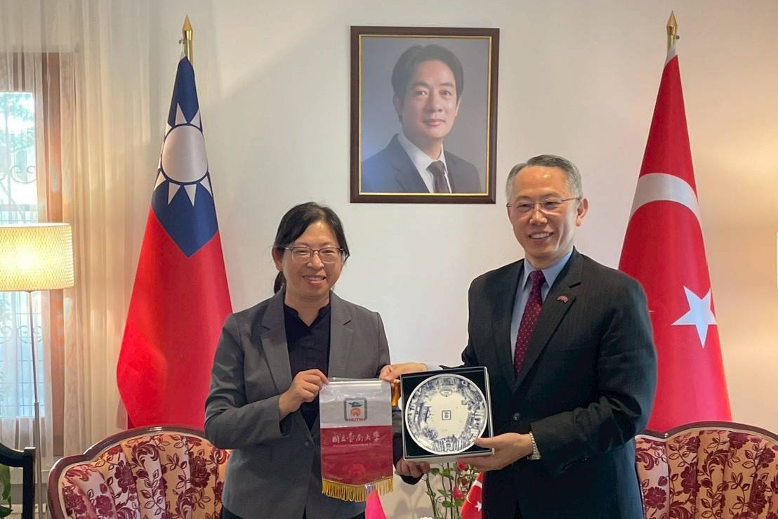 南大文資系主任張靜宜致贈紀念品予黃志揚代表,感謝駐土耳其代表處協助師生拓展國際交流與跨文化學習。