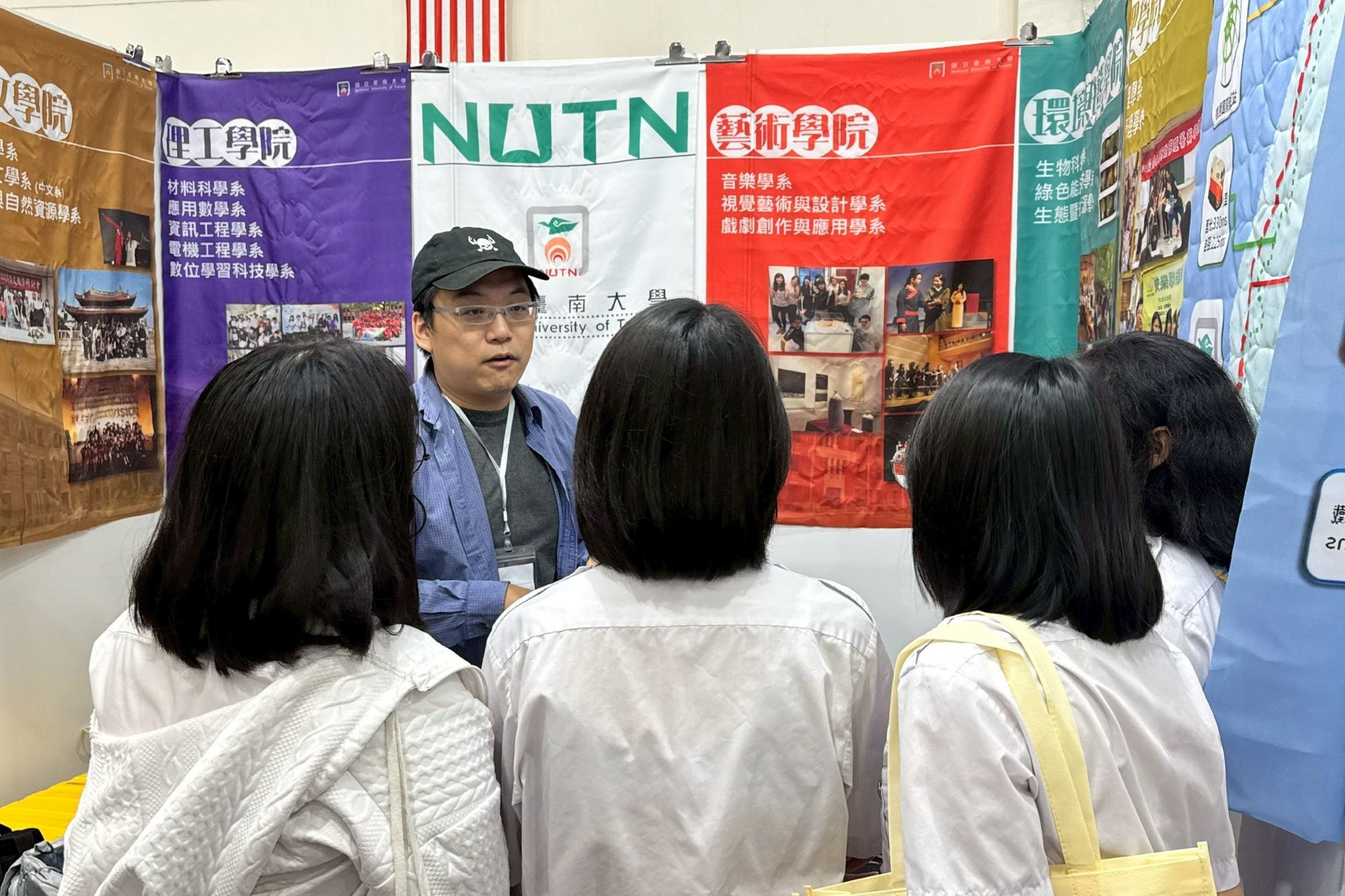 南大劉勇辰主任於馬來西亞臺灣高等教育展介紹辦學特色與國際學習資源,展現南大積極拓展國際招生的成果。