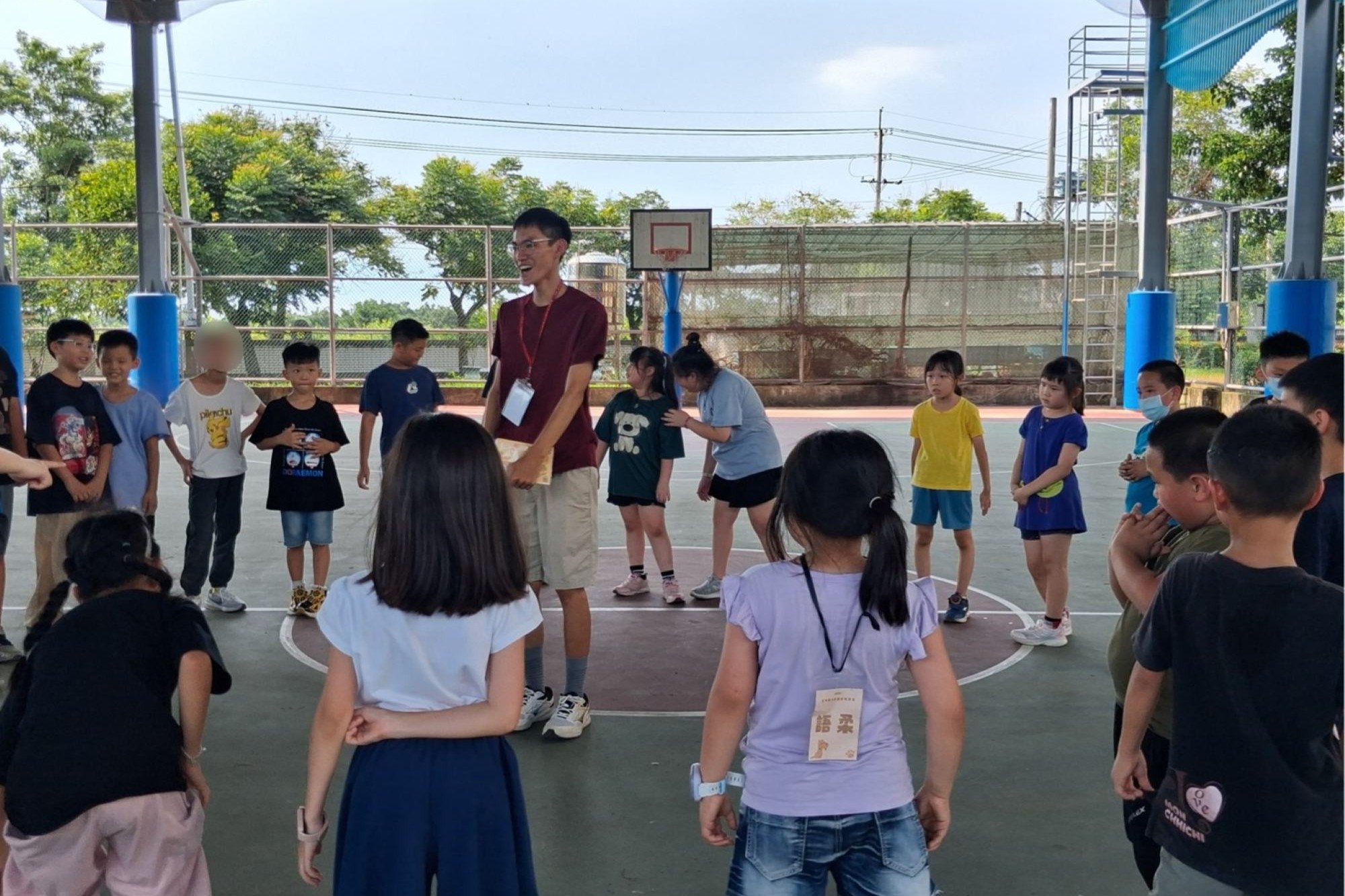 南大師資生設計混齡體育挑戰活動,培養官田國小學童合作默契、溝通能力與團隊精神。