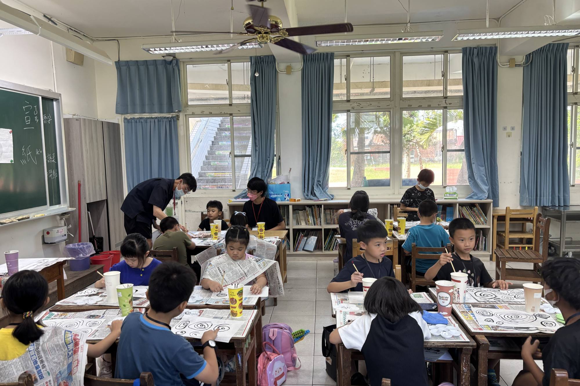 南大師資生引導低年級學童體驗水墨創作,從藝術學習認識家鄉之美,展現豐富創意與自信。