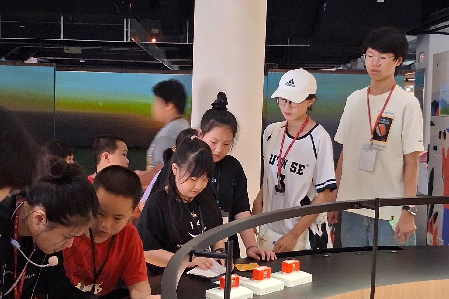 南大師資生帶領學童走訪西拉雅官田遊客中心,透過實地踏查探索地方文化與自然環境。