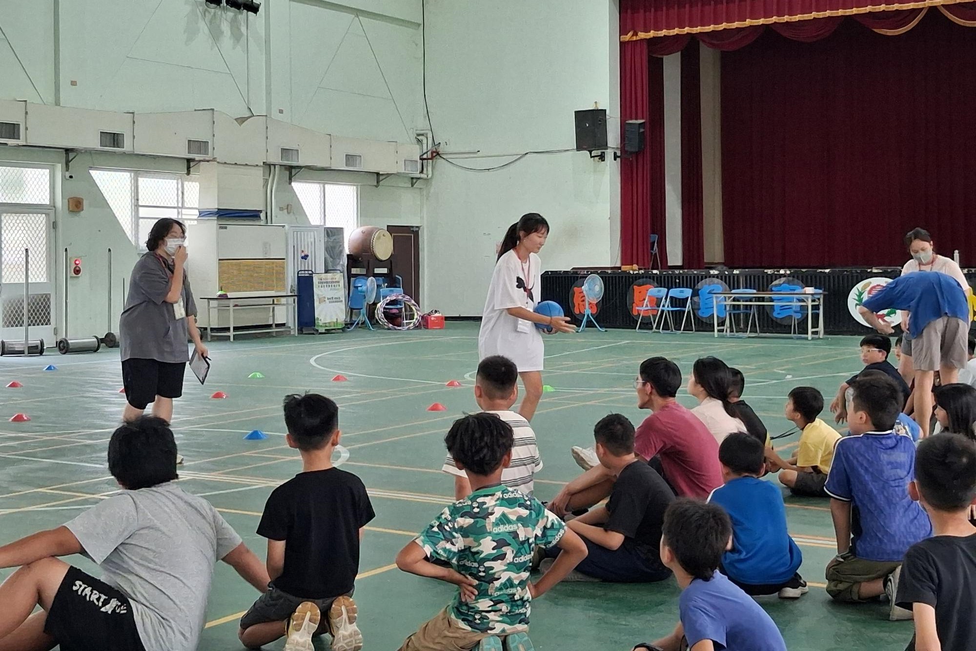 南大師資生示範體育暖身活動,引導學童建立合作默契,在互動中享受運動樂趣與共學精神。