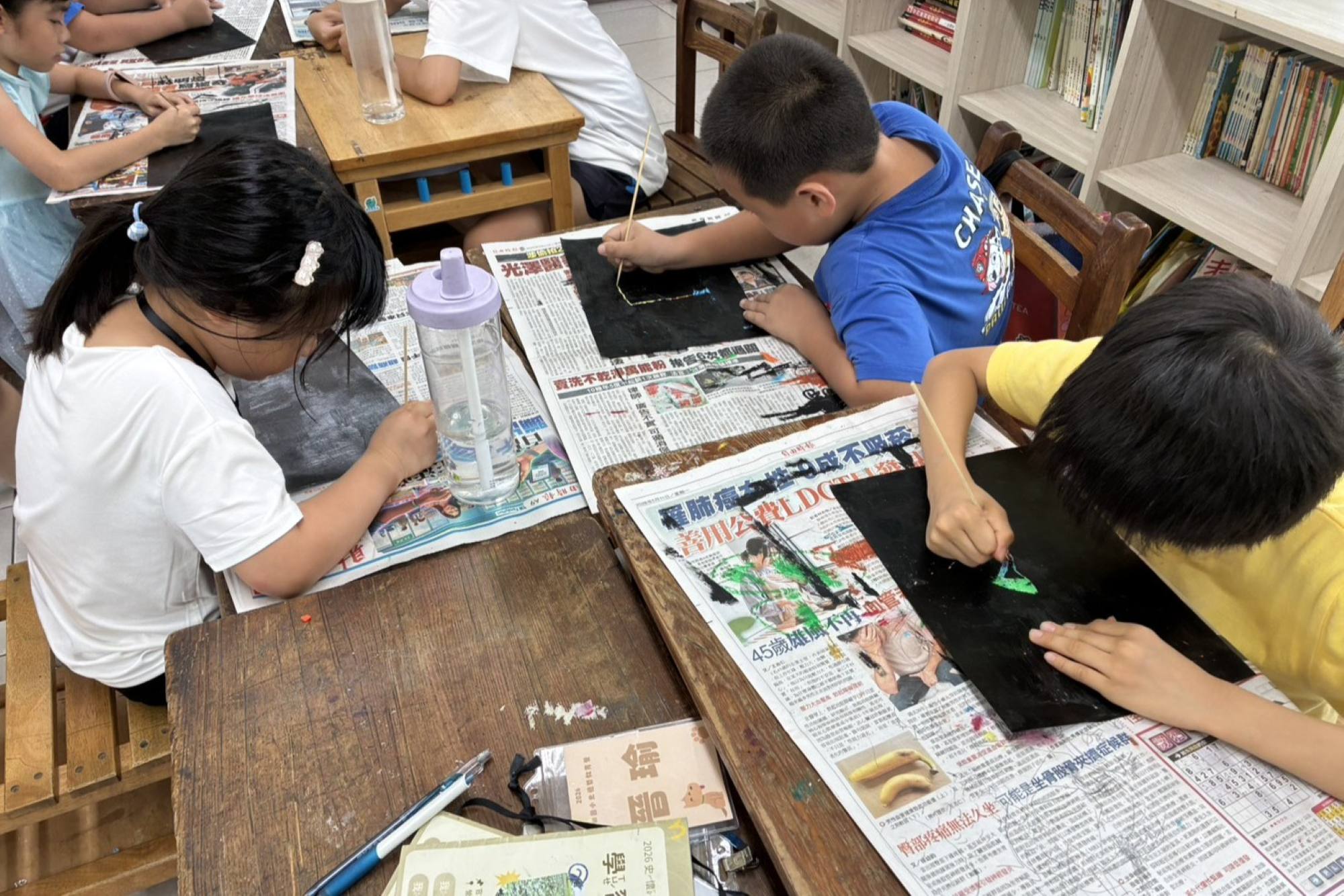 南大師資生帶領官田國小學童體驗刮畫創作,透過藝術表達認識家鄉,激發創意與觀察力。