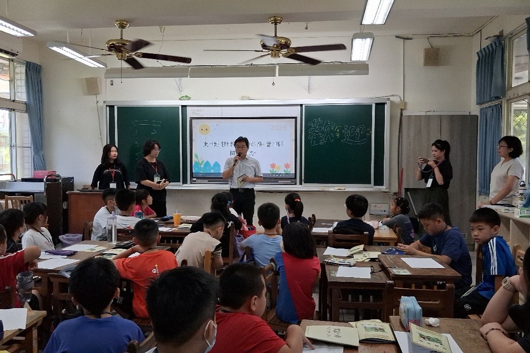 官田國小校長勉勵參與學童與南大師資生,共同展開史懷哲教育服務,開啟充實的暑期學習旅程。
