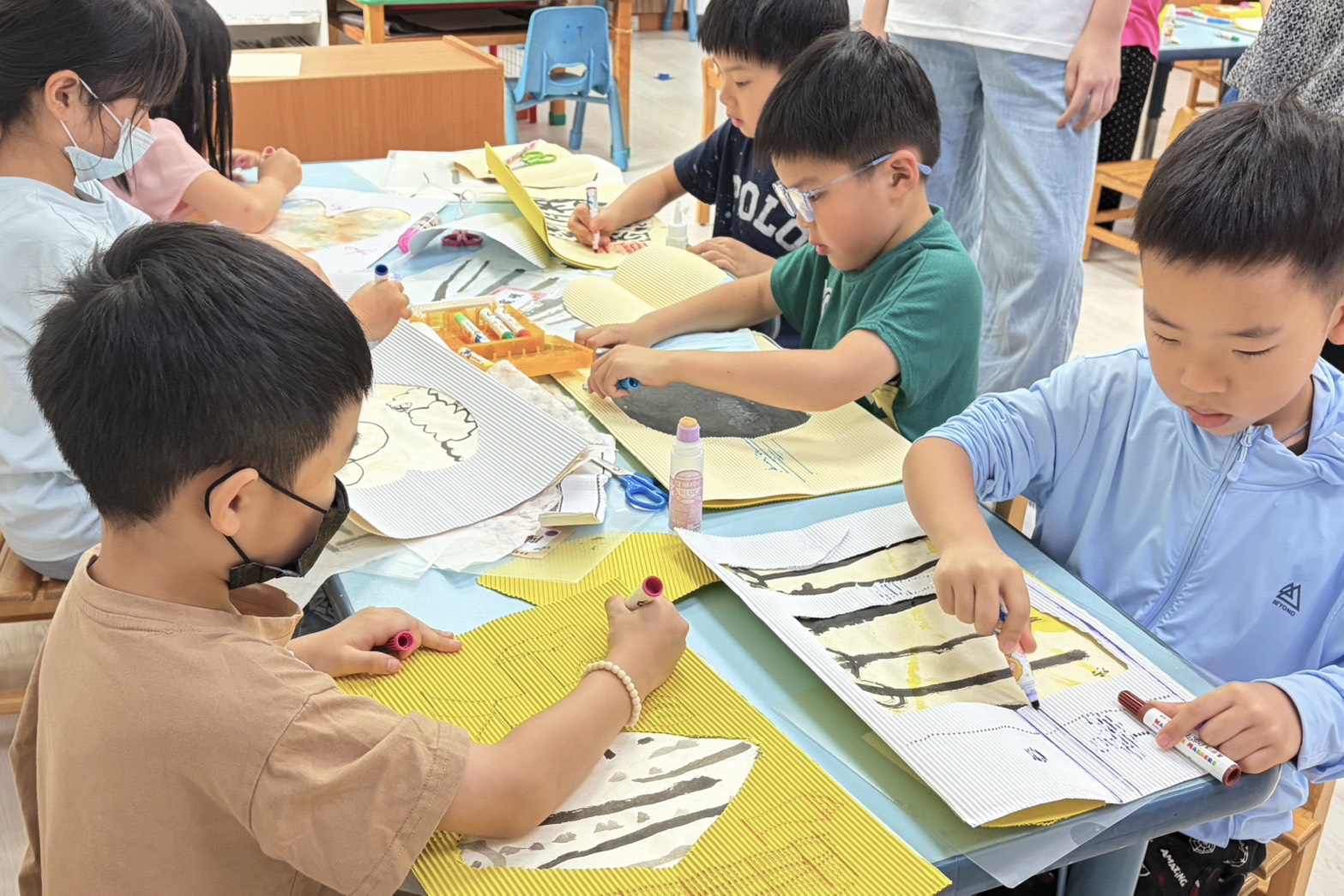 南大美感創作營鼓勵幼兒發揮創意,親手為水墨作品設計專屬畫框,展現藝術想像力。