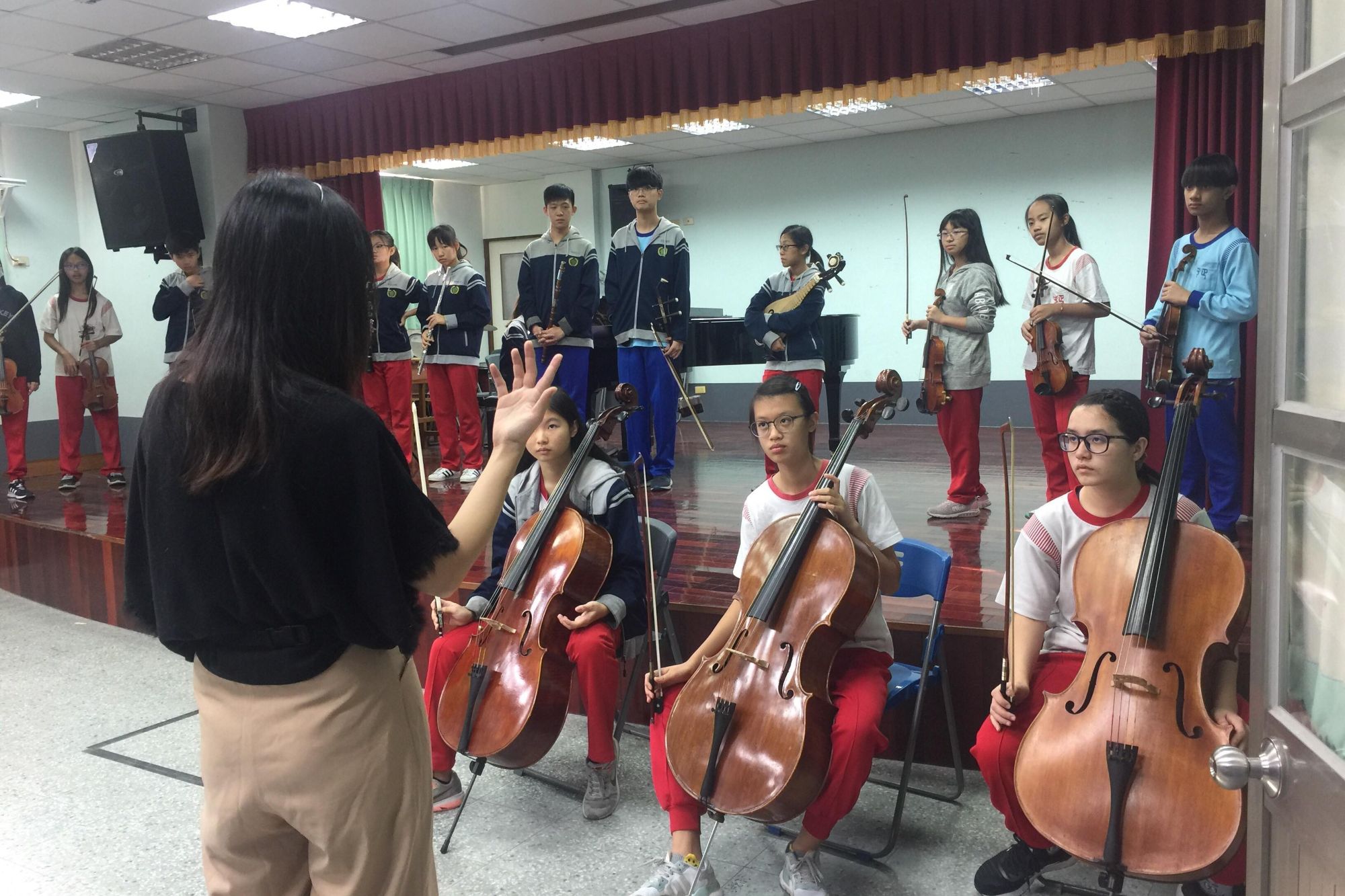 阮璿文老師於屏東縣立中正國中音樂班教學,展現南大鏈結中學現場與師資培育實務。