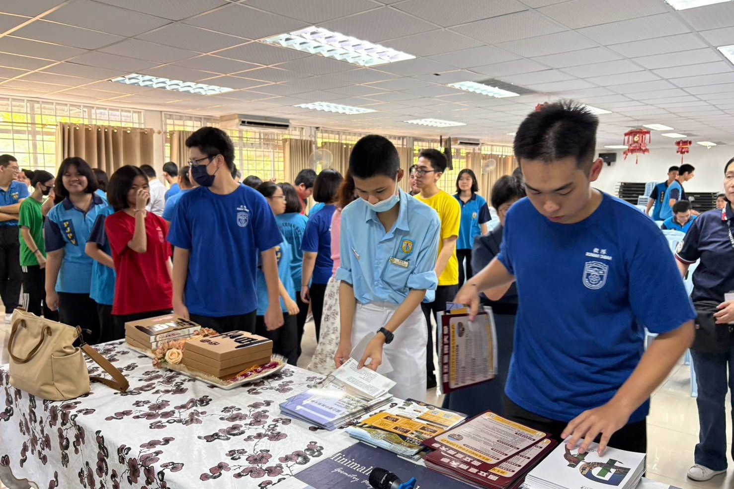吉蘭丹中華國民型華文中學與中正國民型華文中學學生踴躍索取招生文宣,展現赴南大及臺灣升學的高度興趣。