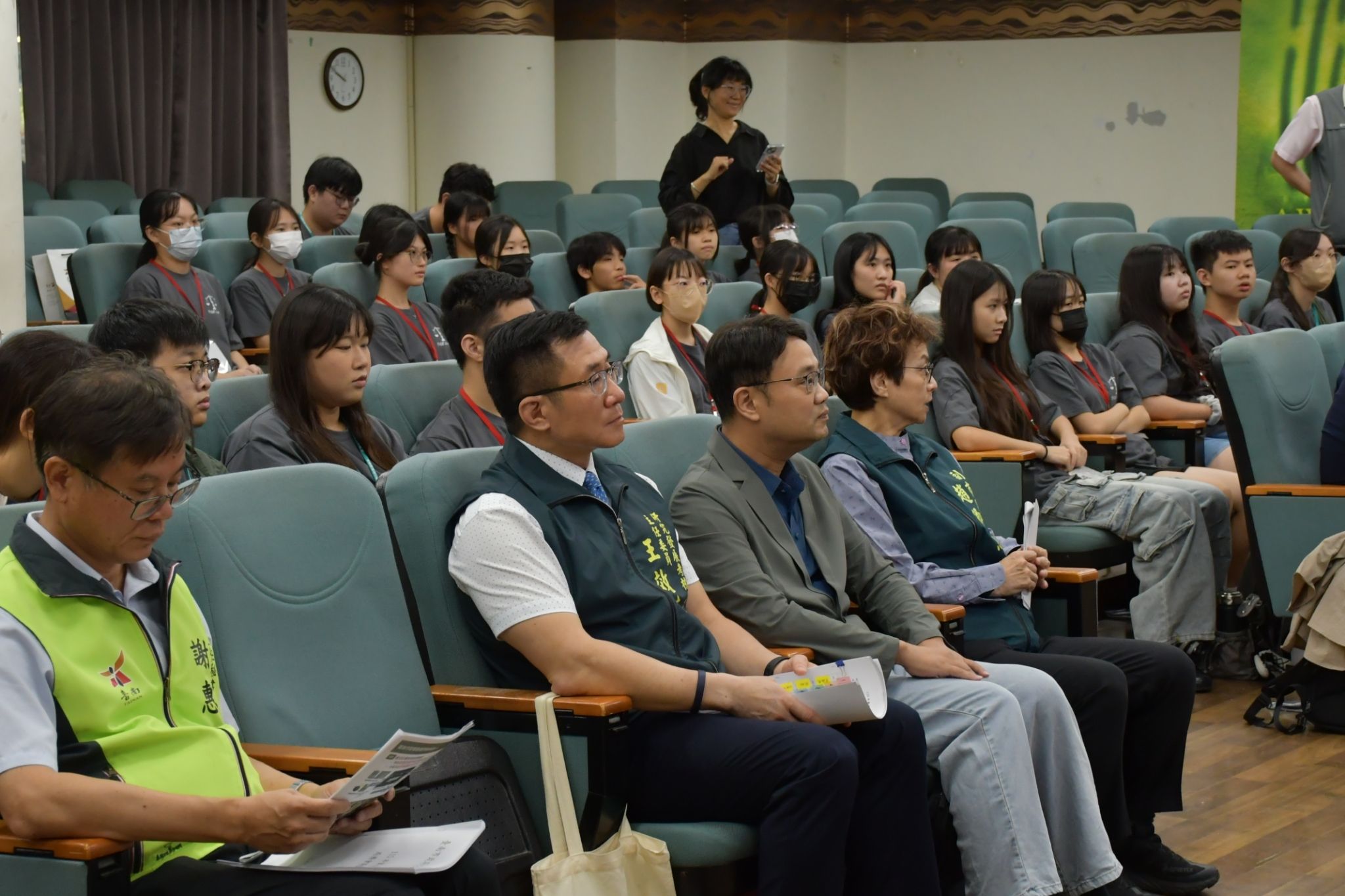 南大行管營走進臺南市政府,透過市政簡報認識地方政府運作,深入了解智慧治理與公共政策實務。