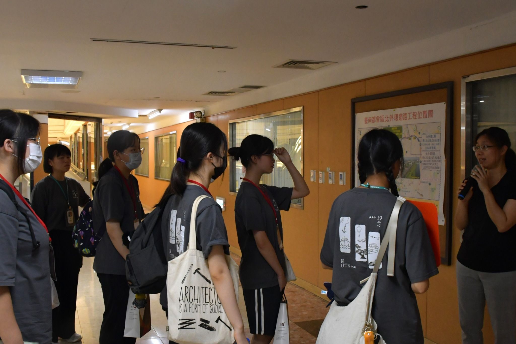 臺南市政府工務局導覽市政建設,帶領南大行管營學員認識公共工程與城市治理,深化行政管理實務視野。