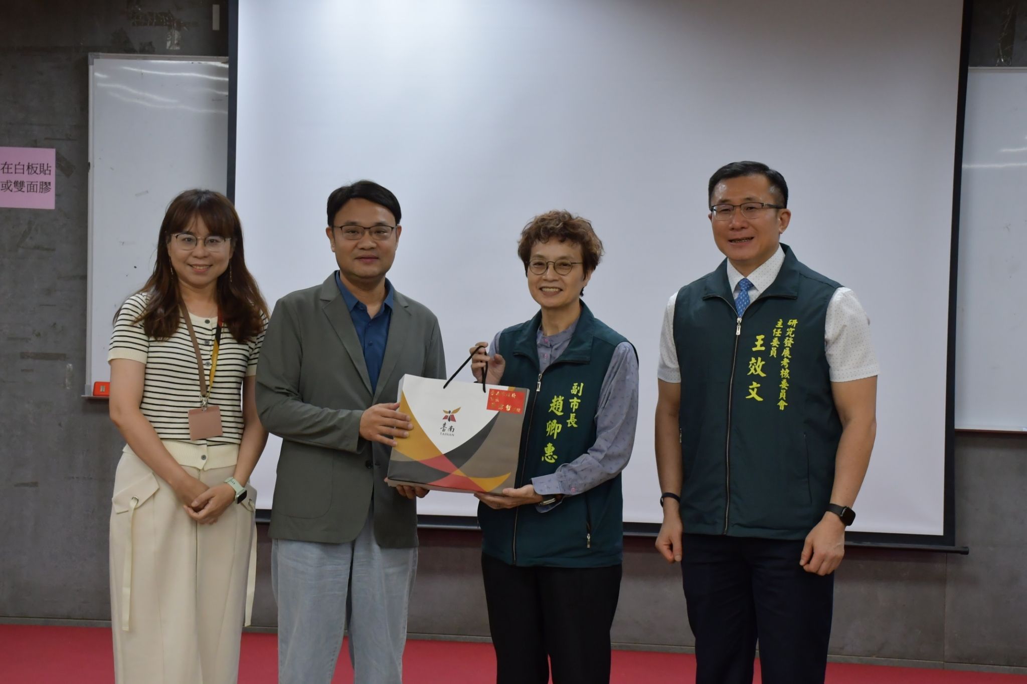 南大行政管理學系主任吳宗憲致贈感謝禮,感謝臺南市政府支持行管營,共同促進公共行政教育與地方治理交流。