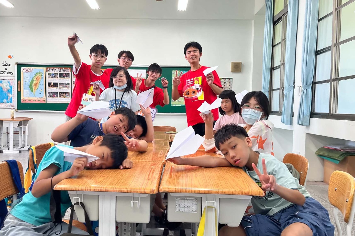 南大青年志工設計寓教於樂闖關活動,讓學童在遊戲互動中認識SDGs永續發展目標,提升團隊合作能力。