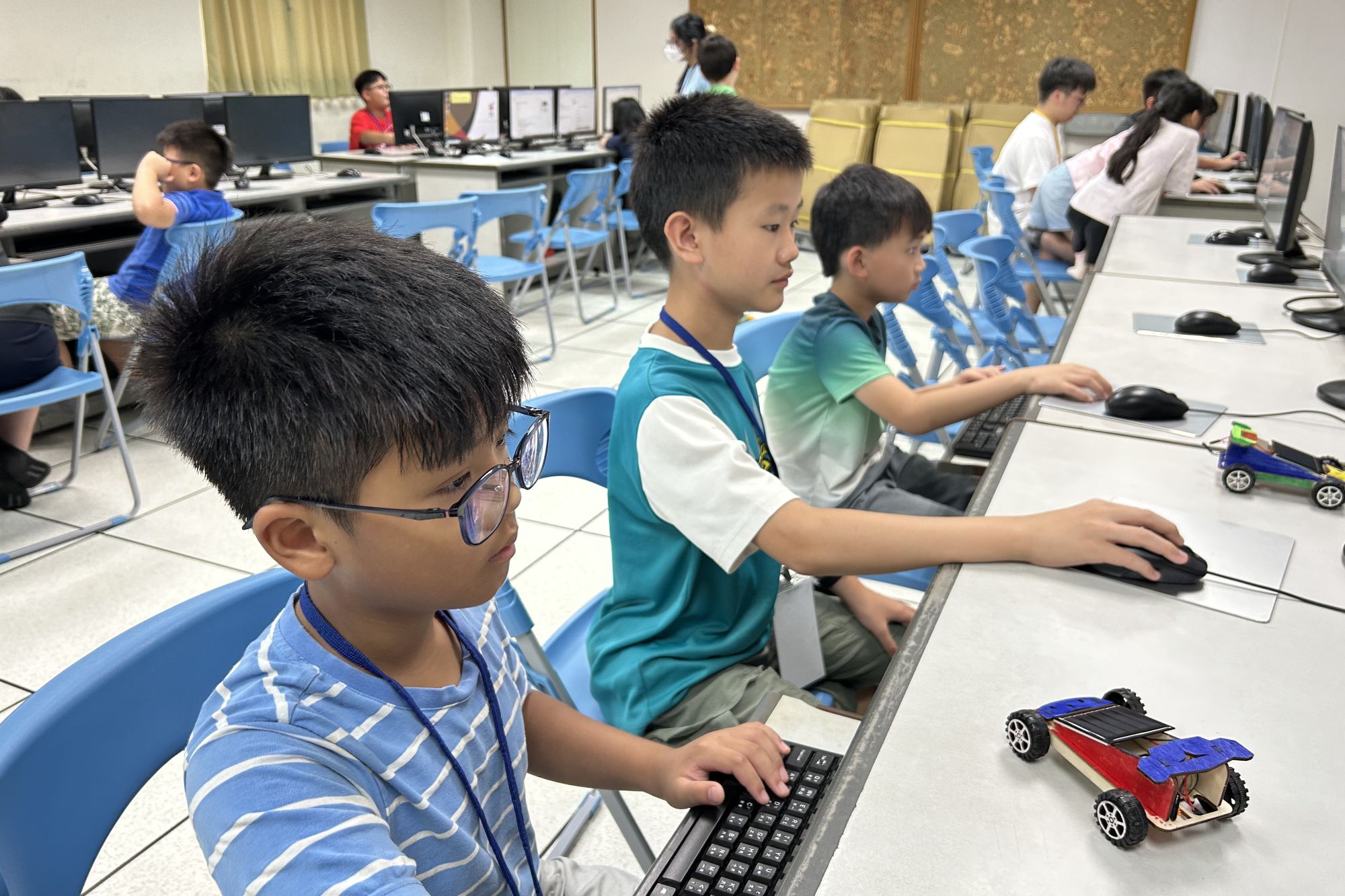 南大師資生引導東陽國小學生運用AI設計學甲文化互動遊戲,將在地故事轉化為創新數位學習成果。