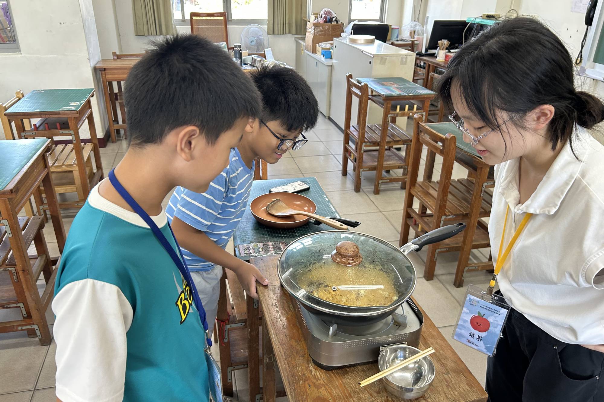 南大將生活體驗融入課程,東陽國小學生合作完成爆米花製作,從實作中培養科學探究與團隊合作能力。
