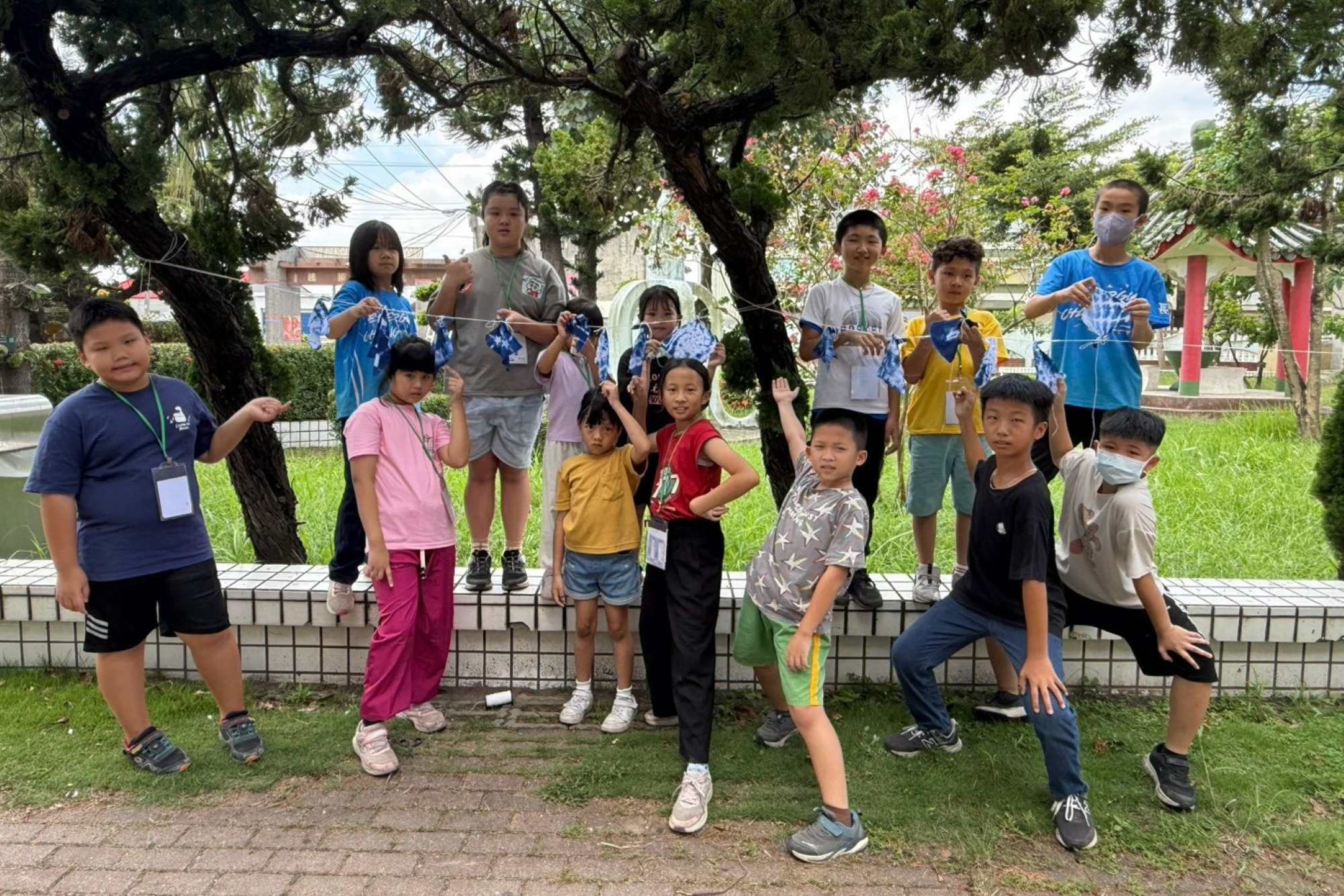 南大結合藍染體驗與在地文化,引導學童發揮創意完成專屬作品,培養美感素養與認識家鄉特色。