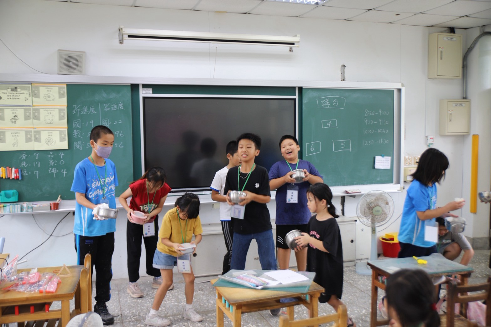 南大以趣味實作課程帶領學童製作搖搖冰,在生活體驗中學習科學知識,提升探索與學習樂趣。