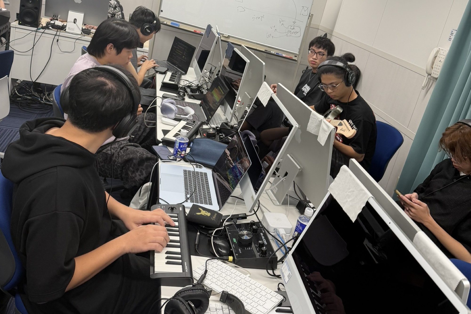 南大音樂系學生於專業錄音室學習編曲、錄音與混音技術,累積音樂製作實務經驗,提升產業競爭力。