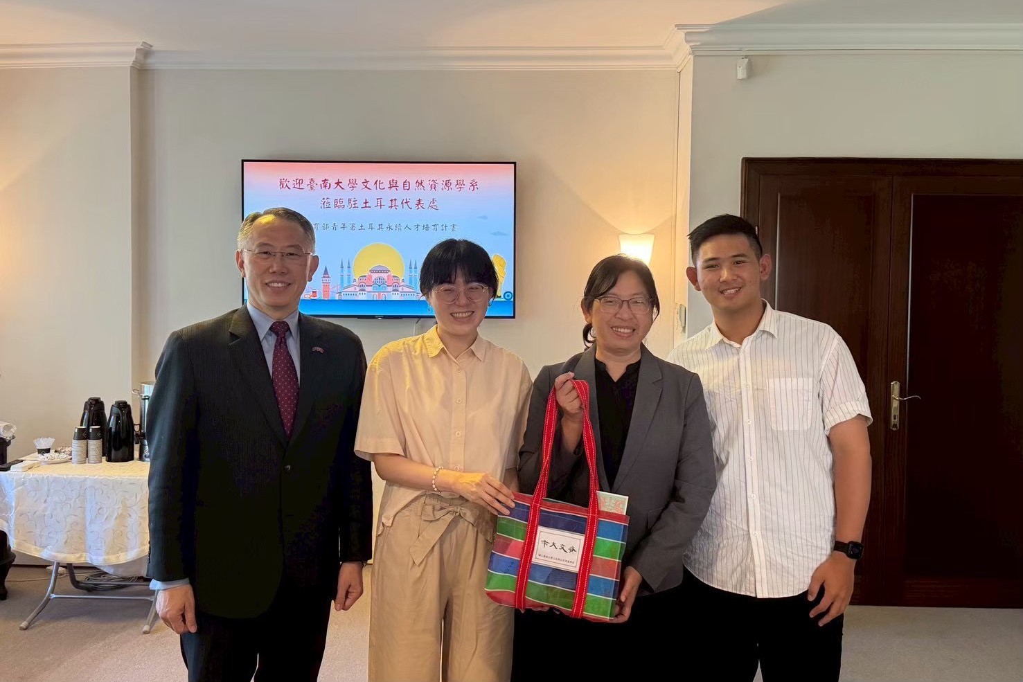 南大文資系師生參訪駐安卡拉臺北經濟文化代表團,深化對臺土交流及國際事務的認識。