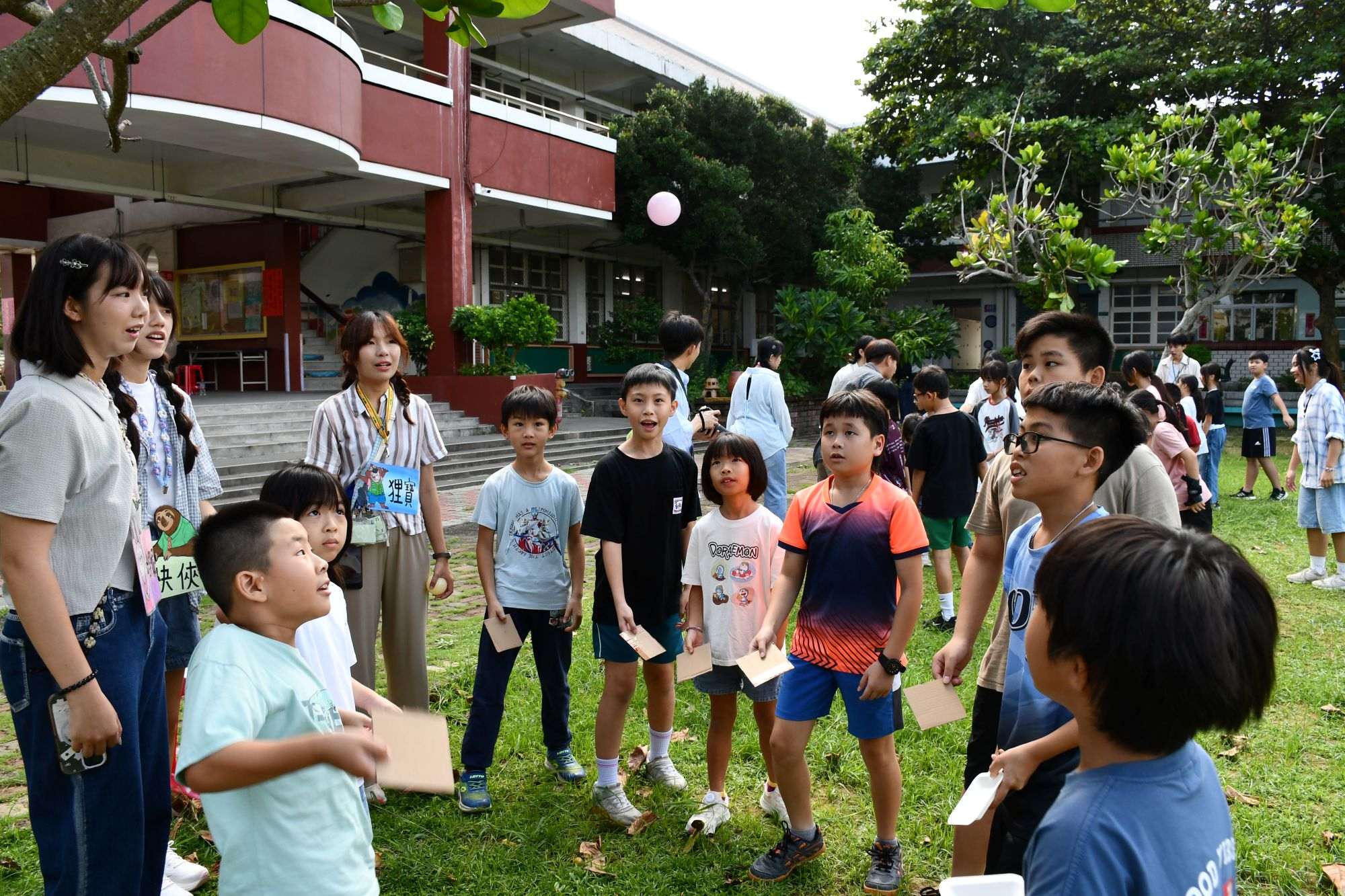 南大土撥鼠康輔社設計人生五關挑戰,陪伴學童勇於嘗試,在遊戲中快樂學習成長。