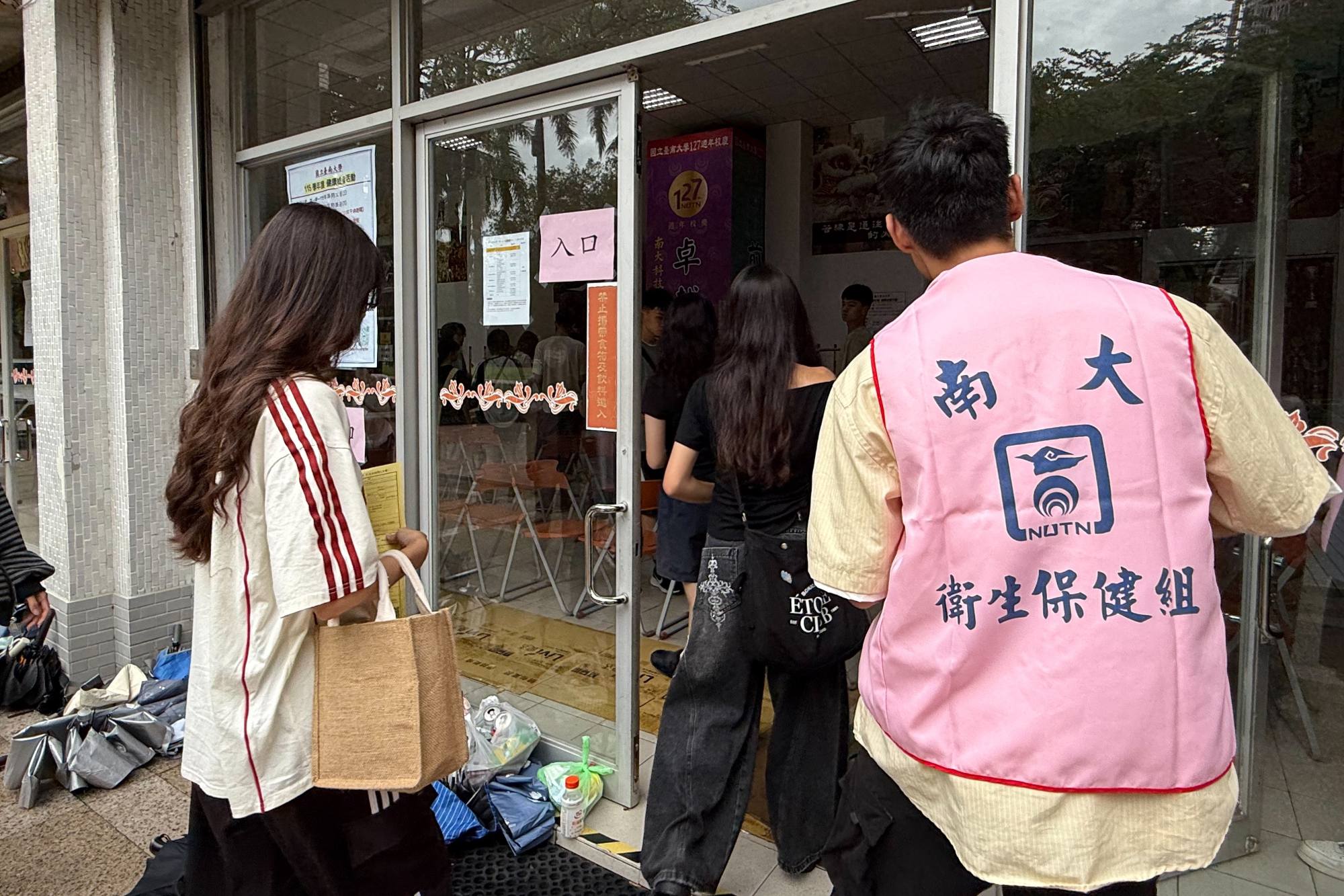 南大光鹽社學生志工熱心引導新生進入健檢會場,展現校園服務的溫暖。