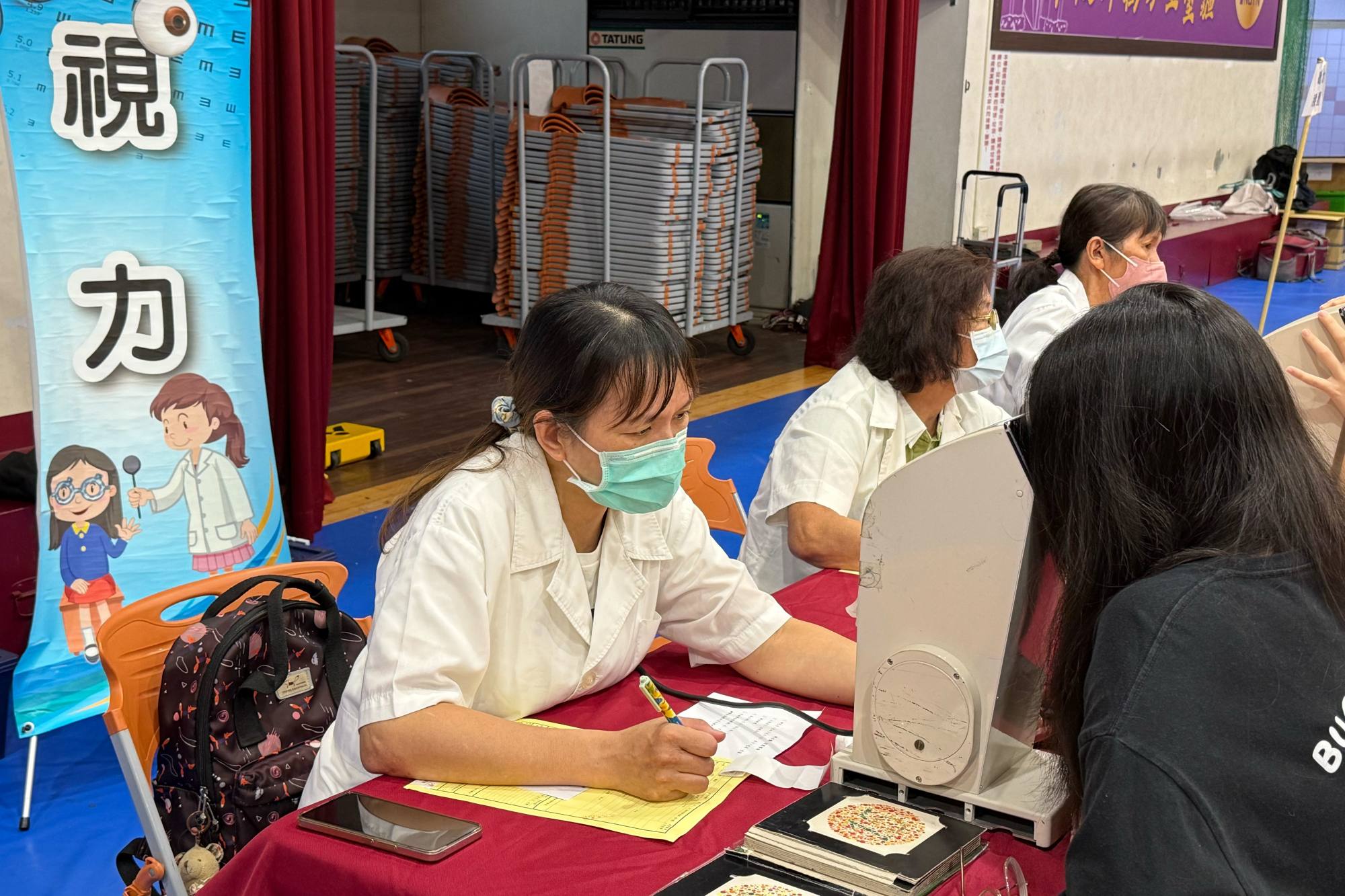 南大新生依序接受視力檢查,透過入學健康檢查掌握自身健康狀況,建立健康管理觀念。