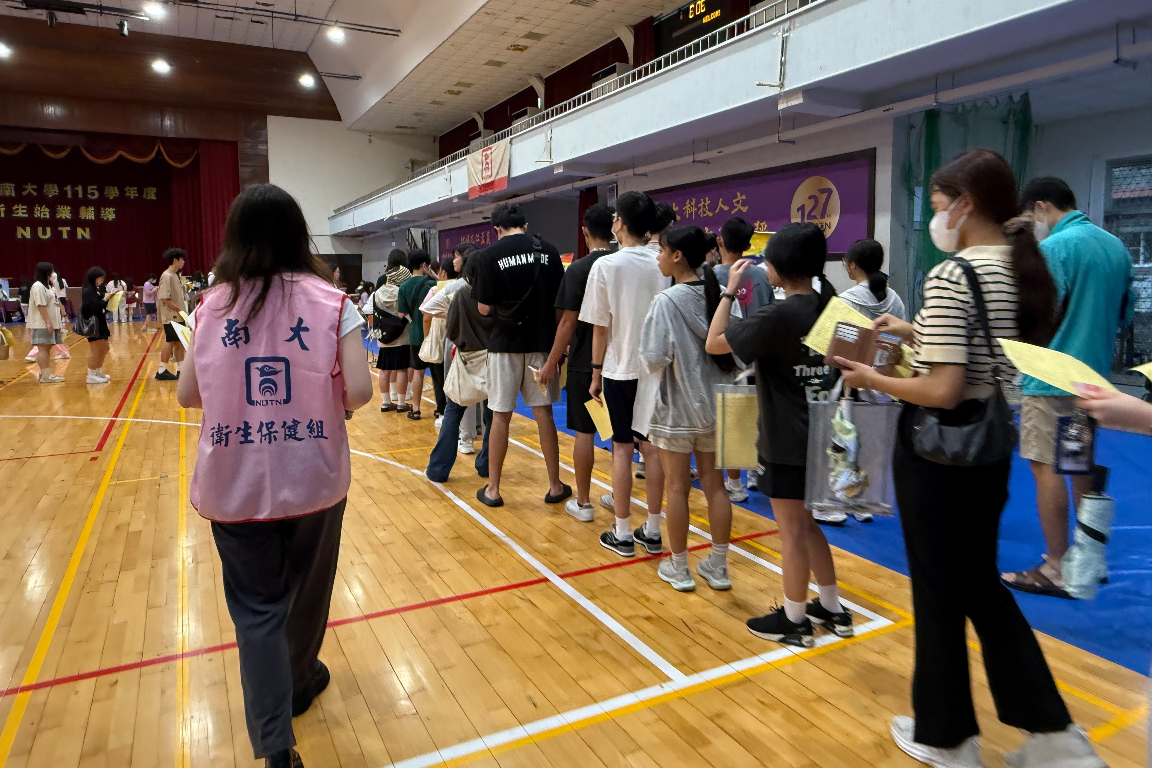 南大學生志工協助新生依序前往各項檢查區域,以貼心引導讓新生健檢流程更加順暢。