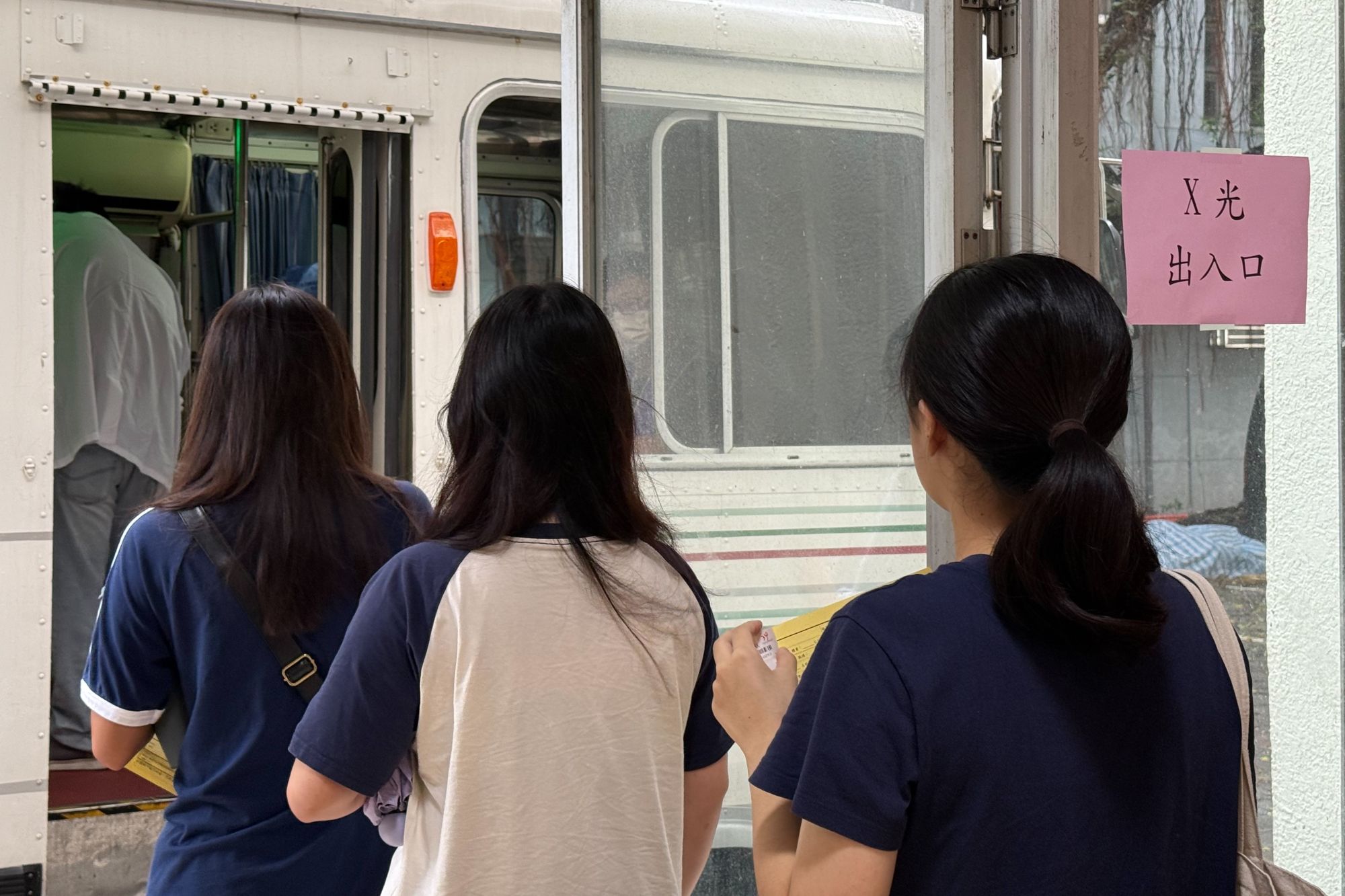 南大新生依健檢流程前往胸部X光檢查,透過多項健康評估為大學生活做好健康準備。