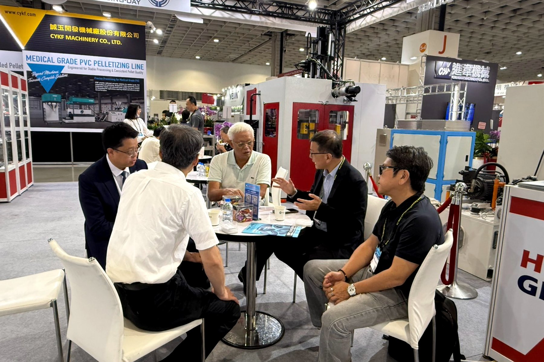 傅耀賢教授赴TaipeiPLAS 2026與利拿機械交流,串聯南大產學合作能量,拓展循環再生技術應用。