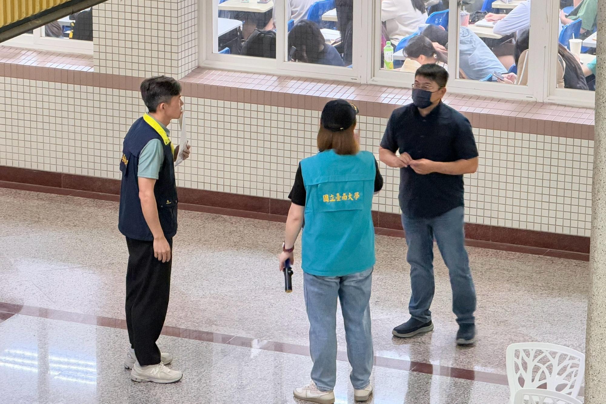 南大校安人員與授課教師交流地震演練做法,協助防災觀念融入課堂教學。