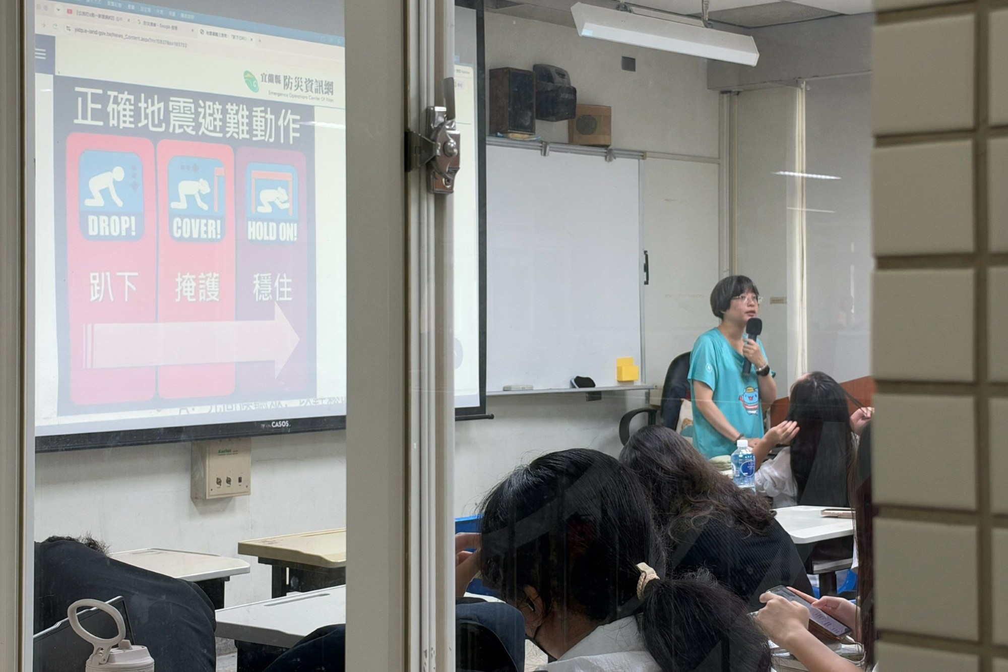 南大教師於課堂講解地震防災與避難原則,提升學生面對災害的應變能力。