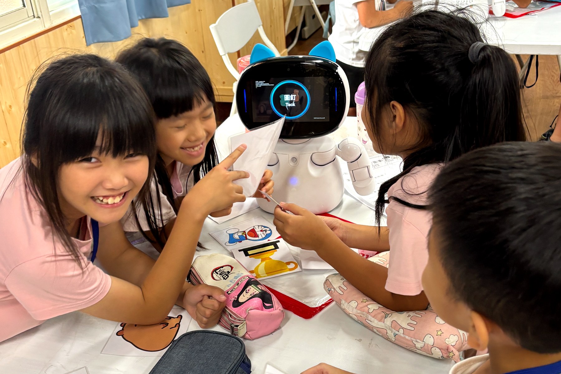 學生與凱比機器人互動學習,透過南大科技課程認識電腦視覺,培養AI與科技探索興趣。