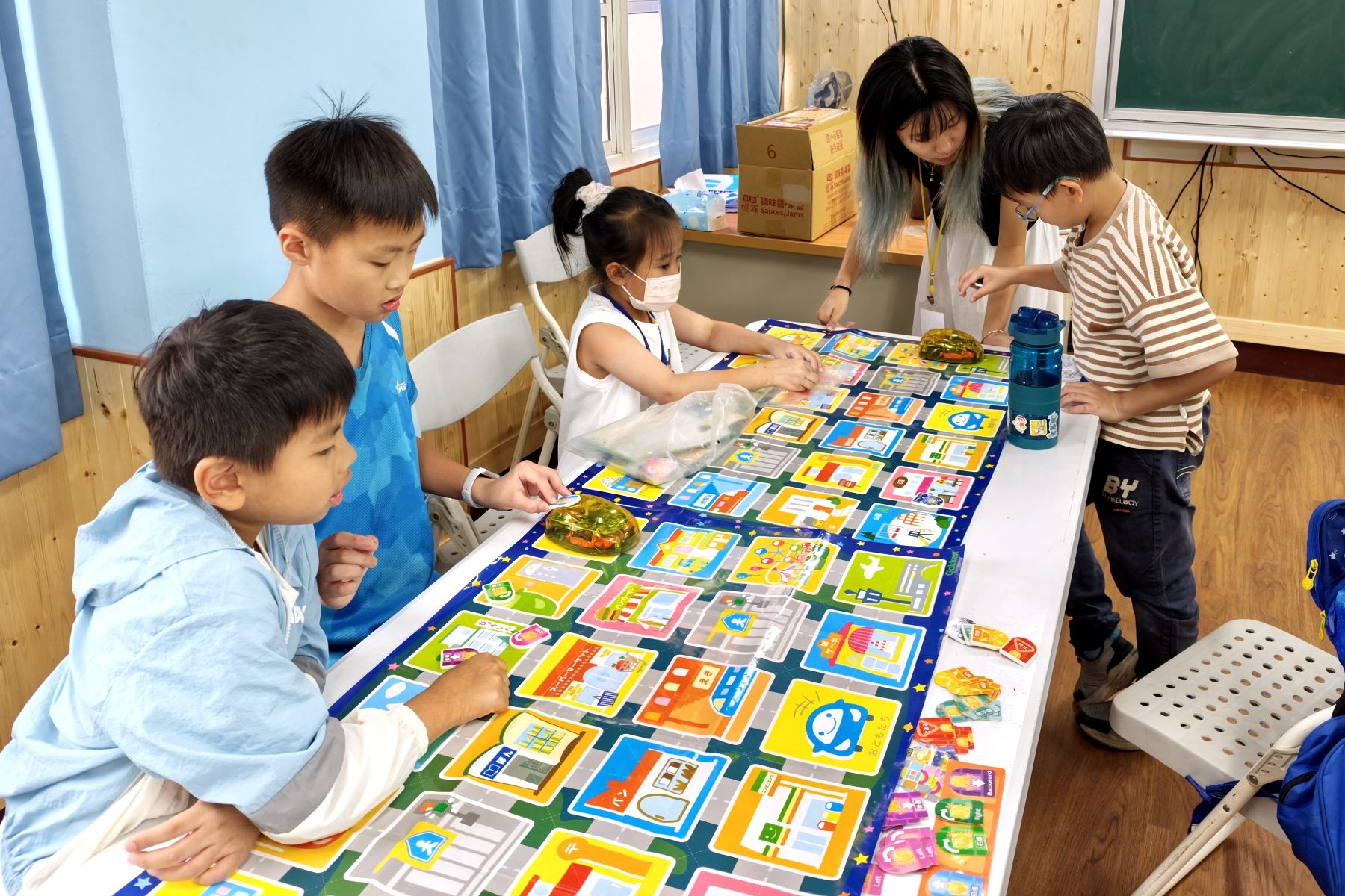 學生運用程式指令卡操控日本小車完成任務,南大科技課程培養邏輯思考與問題解決能力。