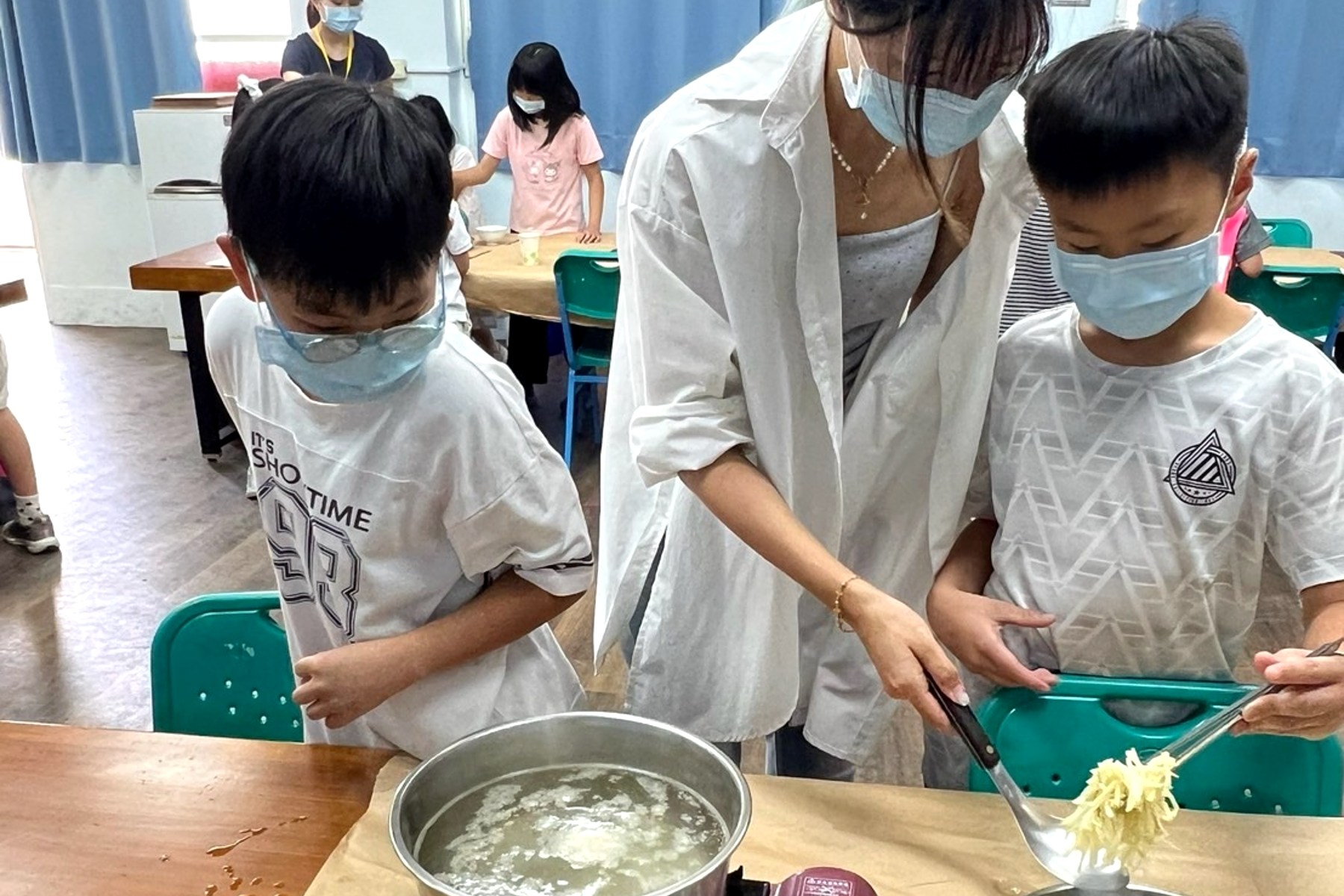 南大師資生與陝西國小學生合力製作魷魚肉羹飯,從米食DIY體驗認識食農文化與合作精神。