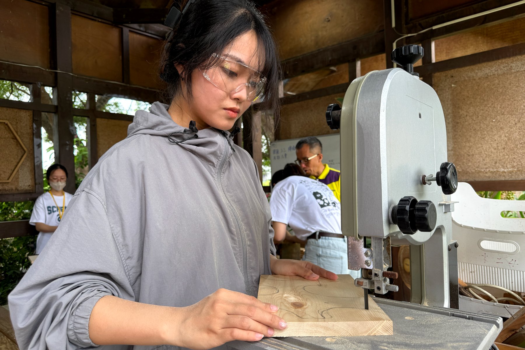南大師資生向陝西國小學習木製展示架製作,透過實作交流拓展食農教育與永續學習經驗。