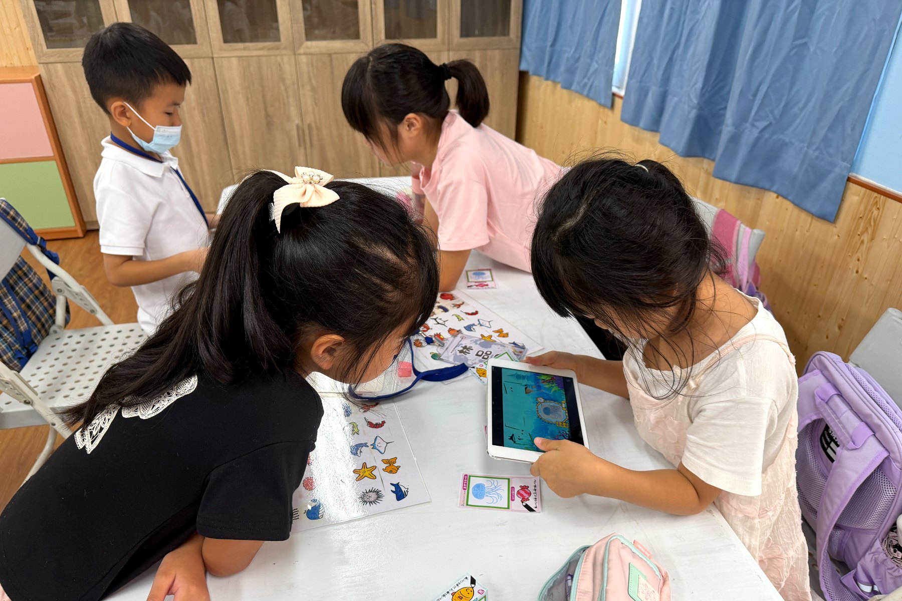學生透過AR水族箱探索自然生態,南大融入科技體驗,讓擴增實境學習更加有趣生動。