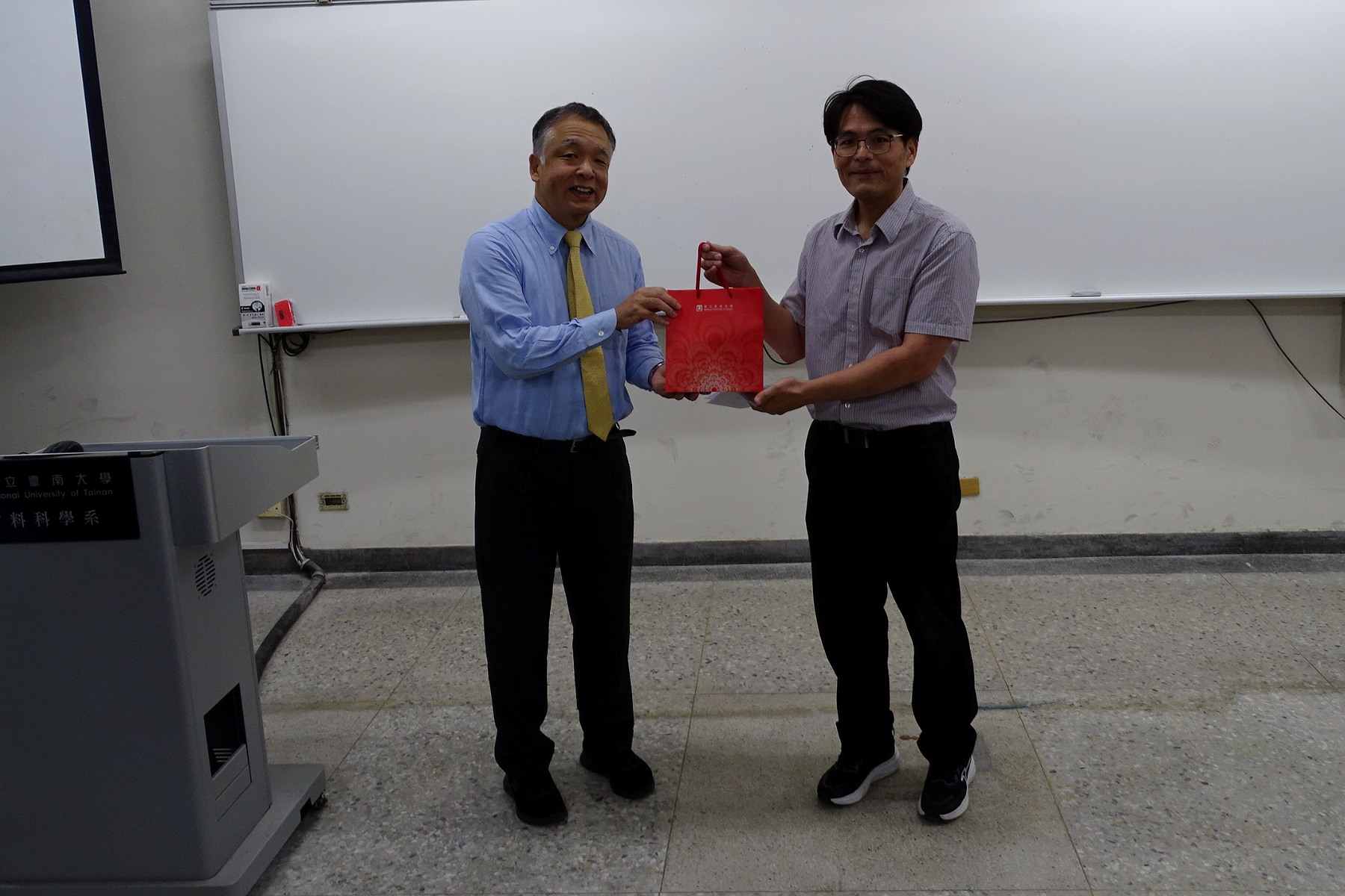 李昆達主任致贈紀念禮品予米澤徹教授,象徵南大與北海道大學深化材料研究交流與合作情誼。