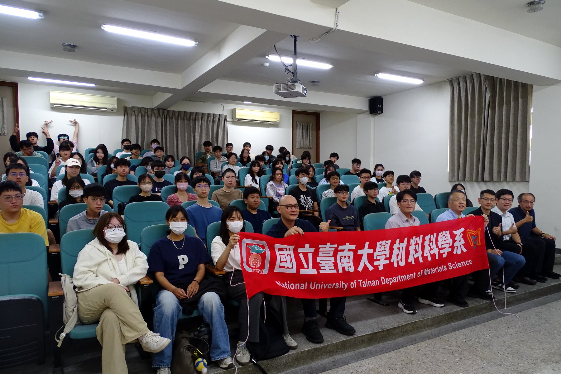 南大材料系師生與北海道大學米澤徹教授合影,共同見證兩校深化材料科學研究與國際合作。