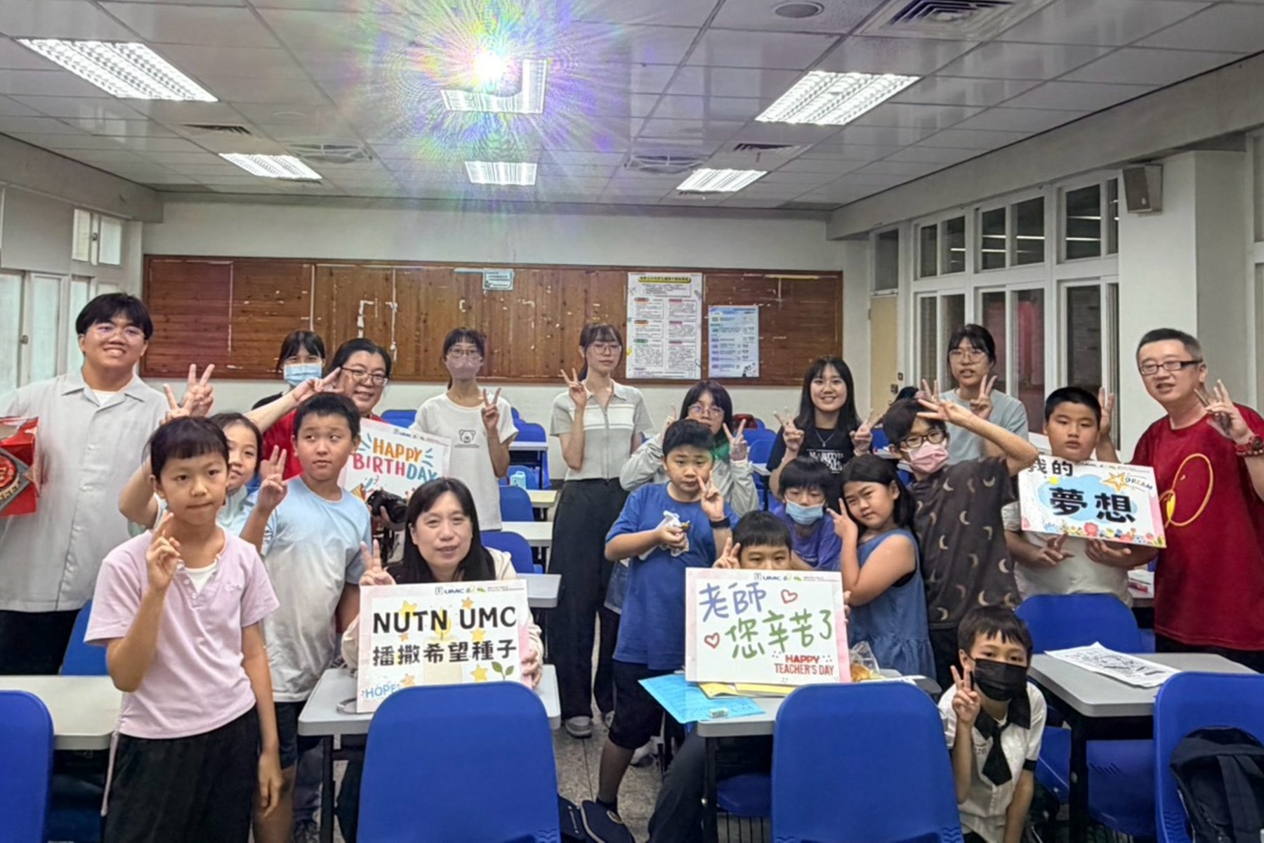 吳純萍主任與課輔2班中年級學生歡聚合影,在南大聯電課輔中心共度中秋與教師節佳節。