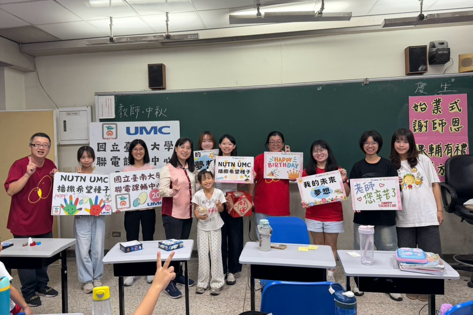 吳純萍主任與抽獎學生歡欣合影,南大聯電課輔中心透過趣味活動增添佳節歡樂氣氛。
