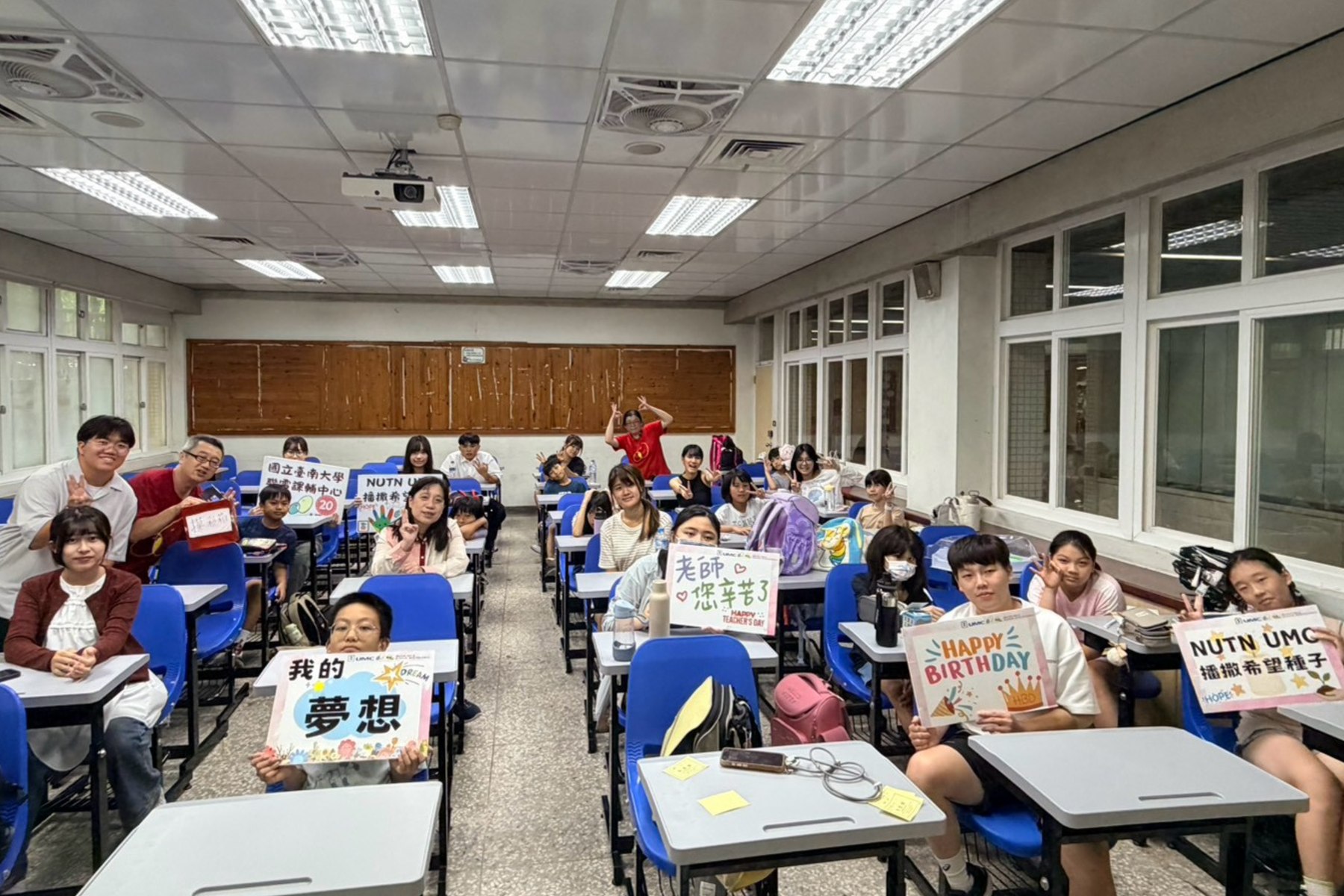 吳純萍主任與師生同慶季節慶生,南大聯電課輔中心以歡樂時光凝聚師生情誼與向心力。