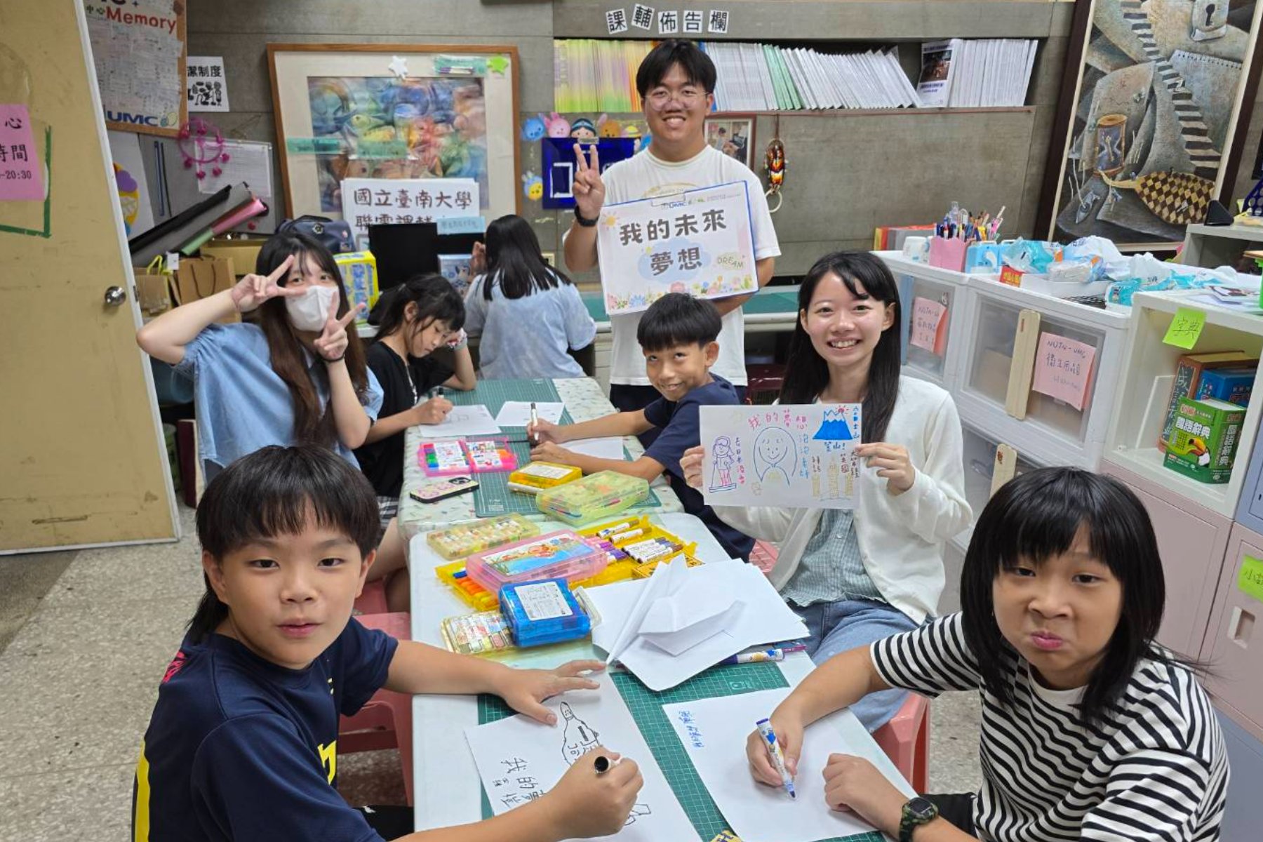 課輔師生共同彩繪「我的夢想」,透過創作與分享交流夢想,展現南大課輔多元學習成果。