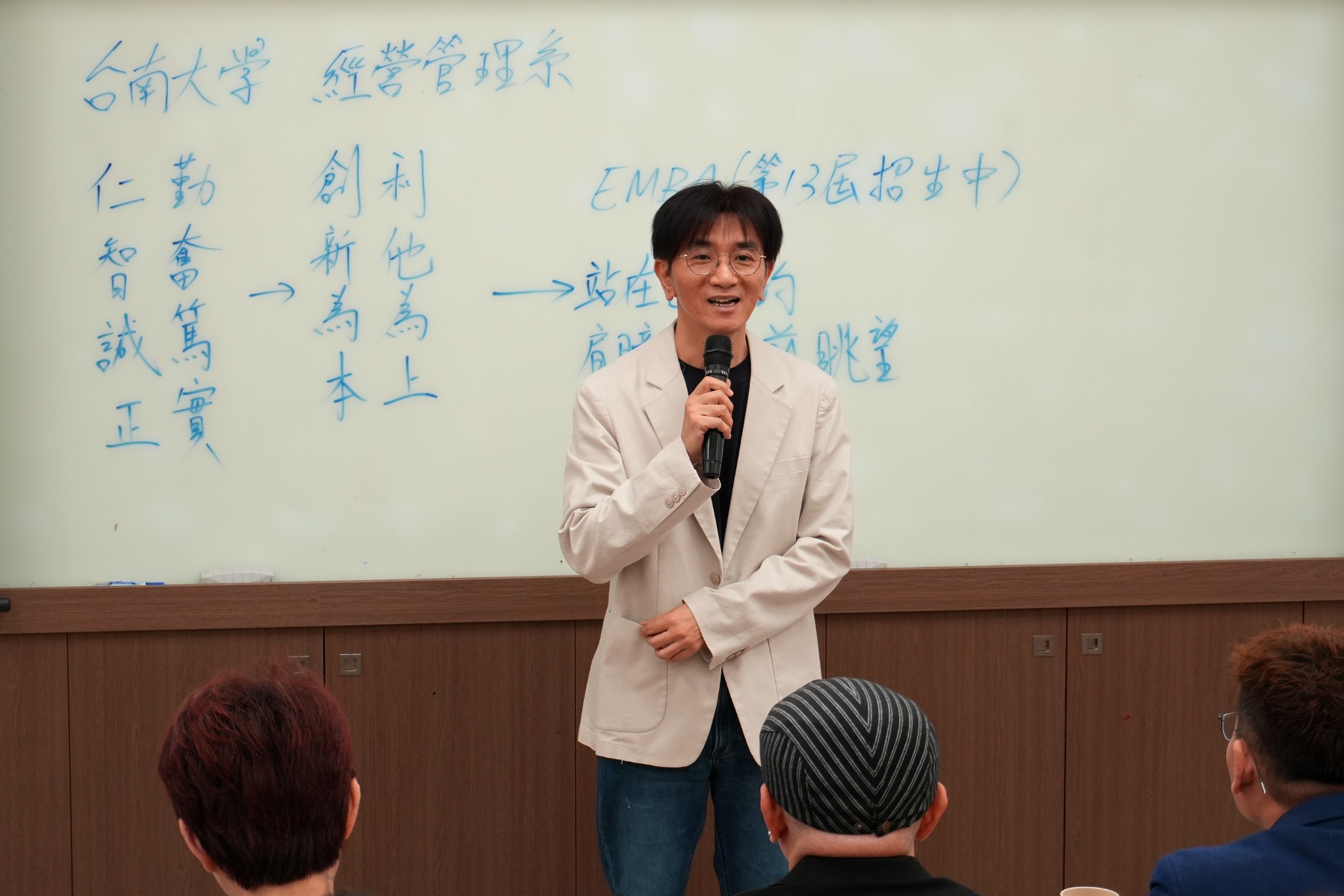 管理學院劉子歆院長開場致詞,分享AI時代企業發展趨勢,為南大EMBA企業領導講座揭開序幕。