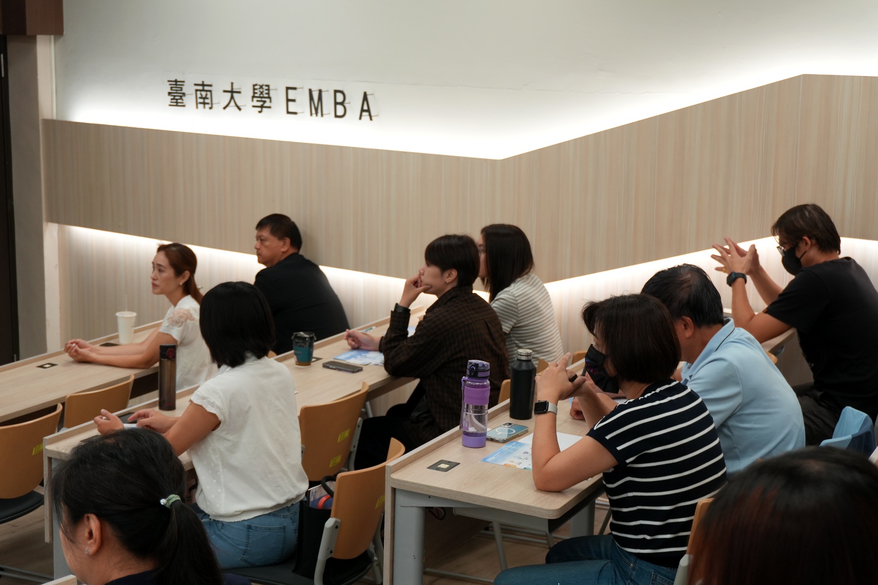 南大EMBA講座現場交流熱烈,補教業者聚焦AI應用與管理思維,共同探索企業轉型新方向。