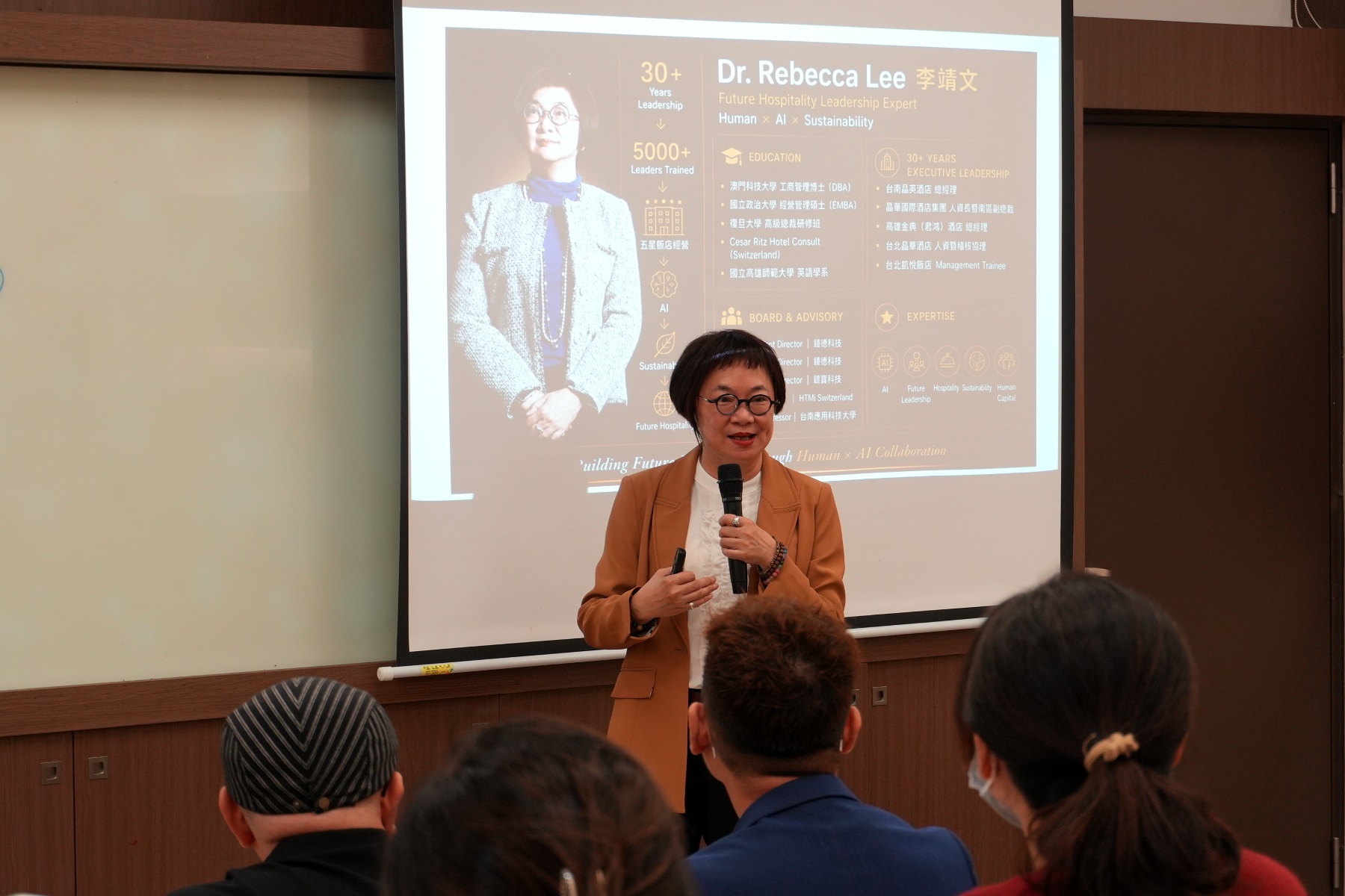 李靖文總經理分享AI時代企業領導實務,從產業經驗出發,帶領南大EMBA學員拓展管理視野。